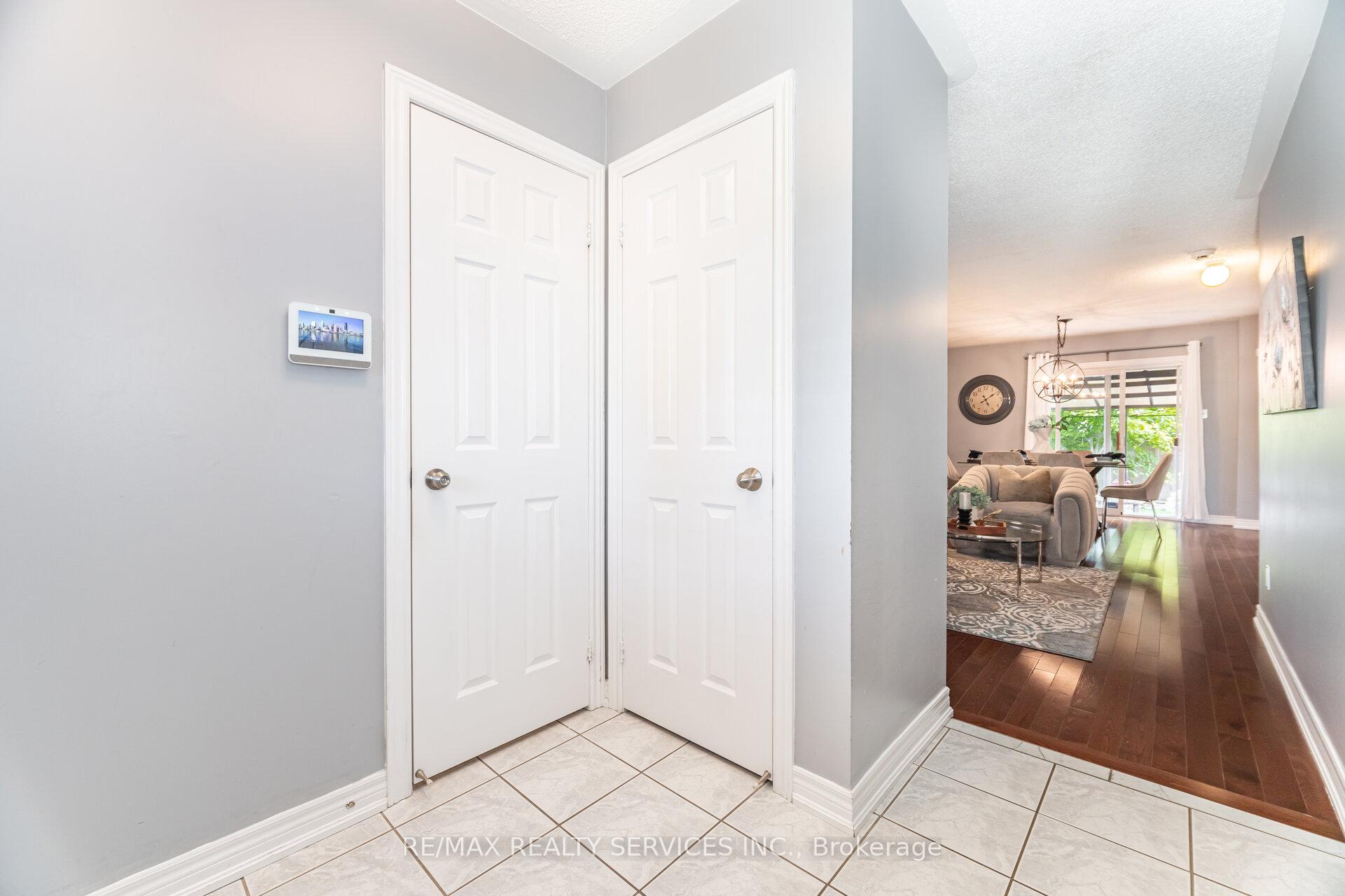 Photo 3 of 123 Farthingale Crescent, Brampton, Fletcher's Meadow — HOMEH