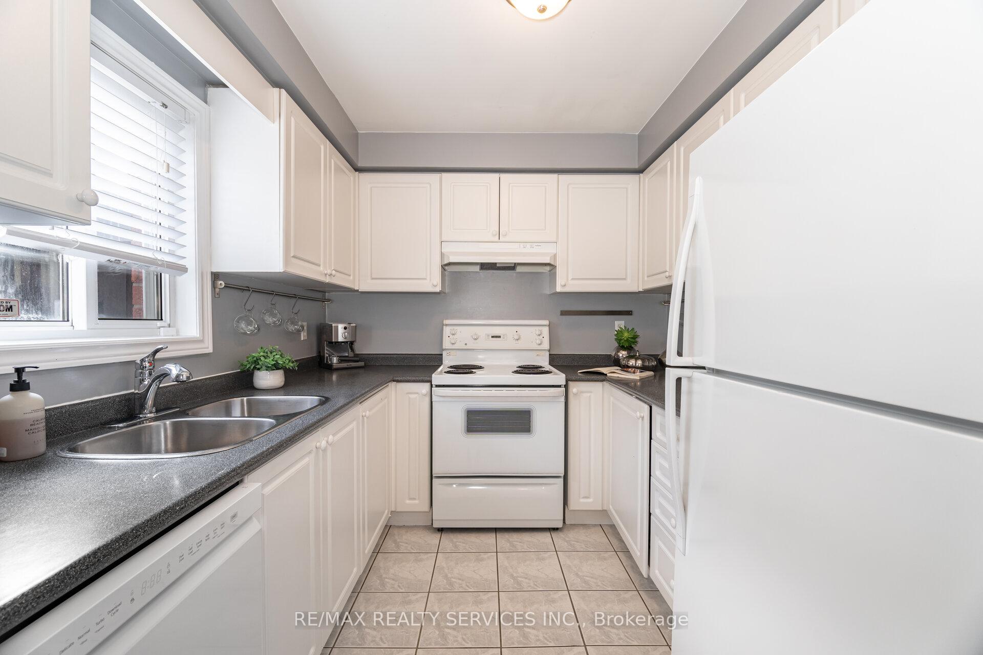Photo 6 of 123 Farthingale Crescent, Brampton, Fletcher's Meadow — HOMEH