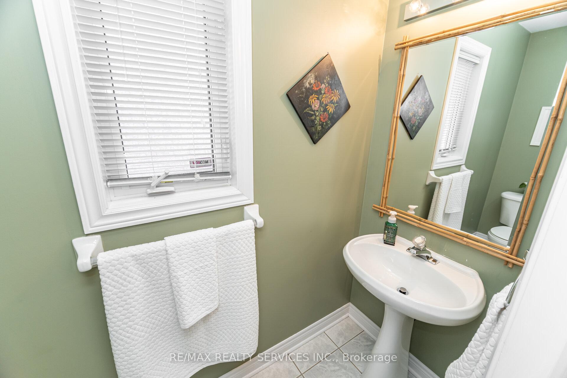 Photo 9 of 123 Farthingale Crescent, Brampton, Fletcher's Meadow — HOMEH