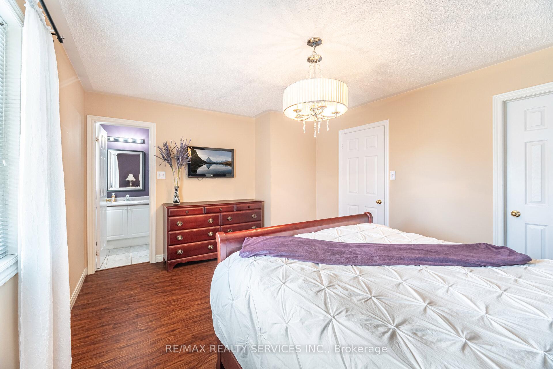 Photo 11 of 123 Farthingale Crescent, Brampton, Fletcher's Meadow — HOMEH