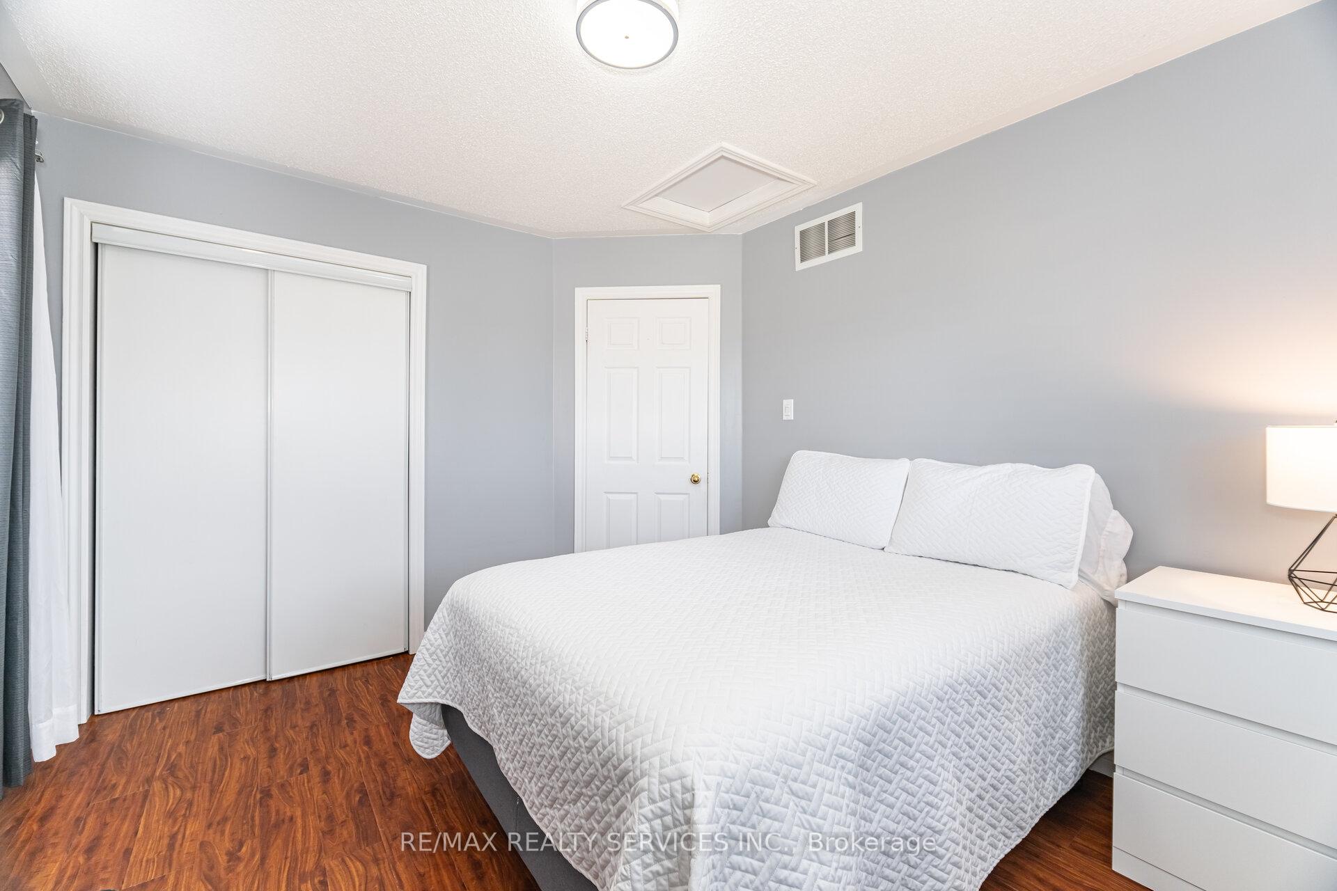 Photo 4 of 123 Farthingale Crescent, Brampton, Fletcher's Meadow — HOMEH