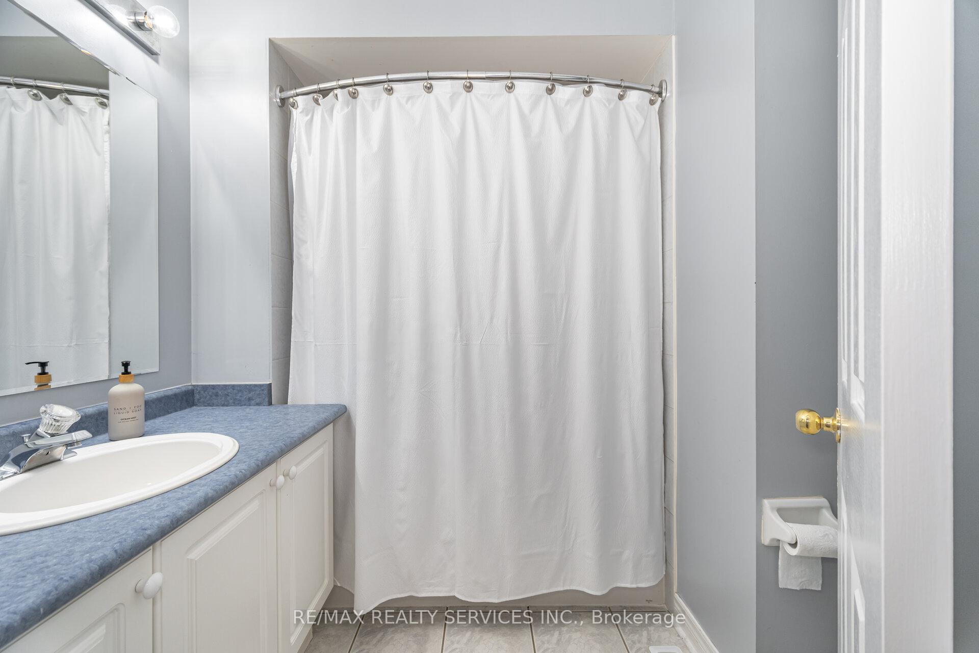 Photo 19 of 123 Farthingale Crescent, Brampton, Fletcher's Meadow — HOMEH