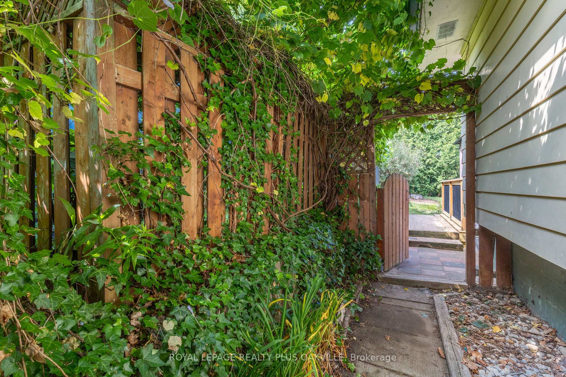 Photo 21 of 158 Bonaventure Drive, Hamilton, Gilbert — HOMEH