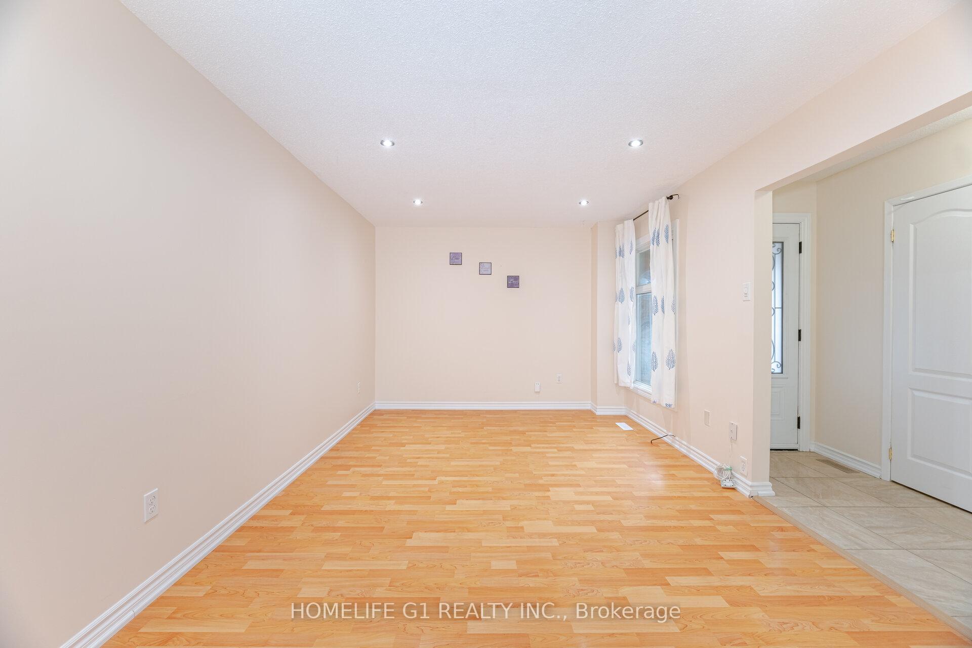 Photo 4 of 18 Laurel Valley Court, Vaughan, Glen Shields — HOMEH