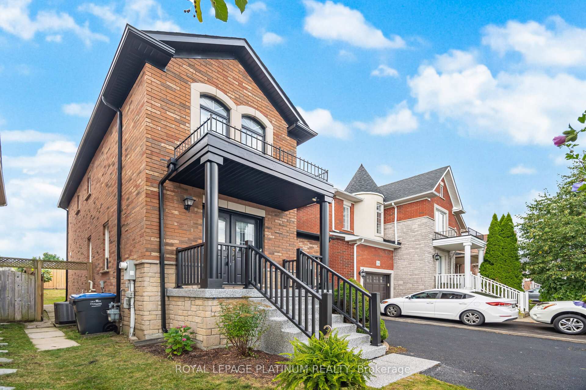 Photo 3 of 32 Penbridge Circle, Brampton, Fletcher's Meadow — HOMEH