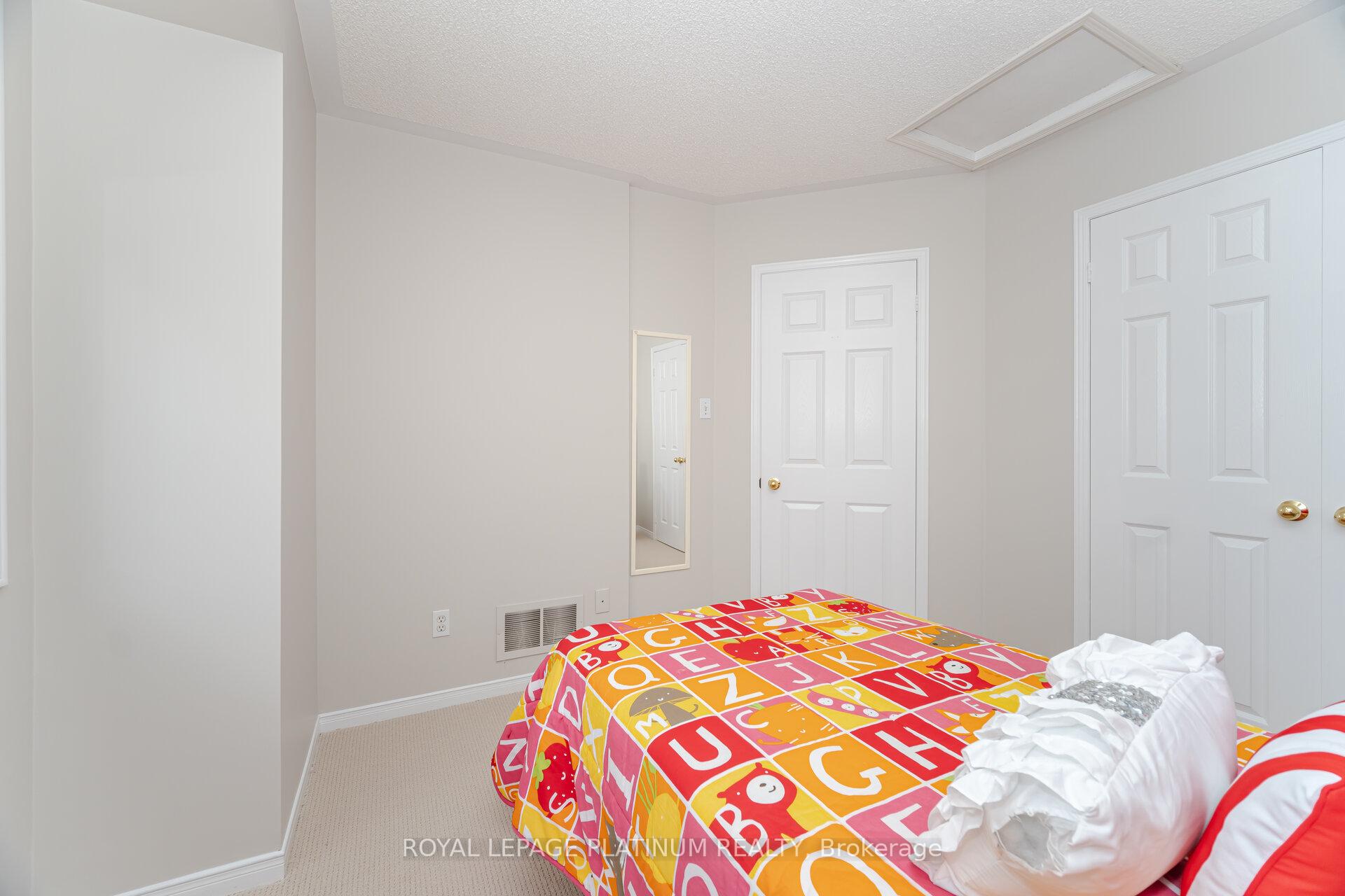 Photo 13 of 32 Penbridge Circle, Brampton, Fletcher's Meadow — HOMEH