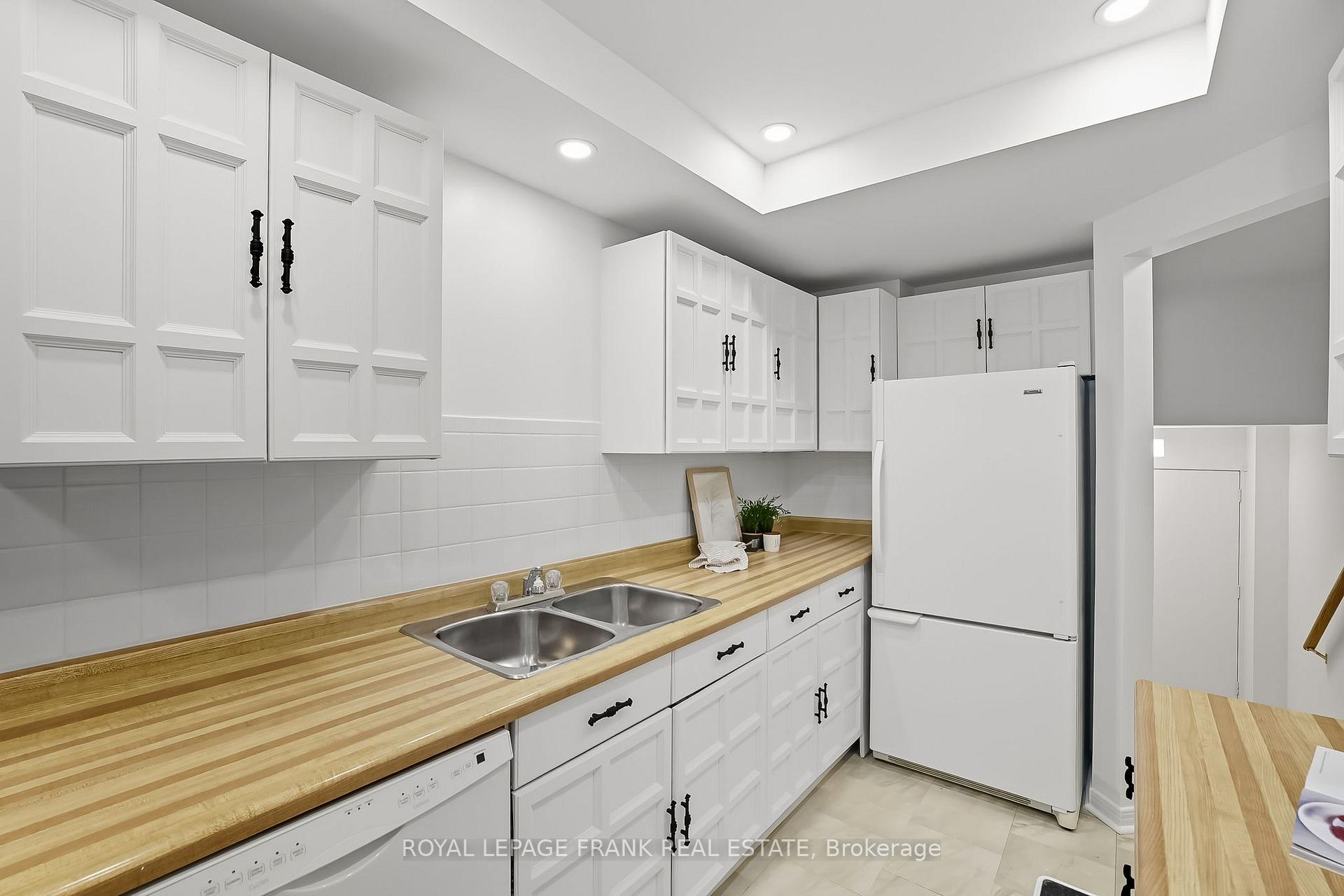 Photo 5 of 72 Reginald Crescent, Markham, Markham Village — HOMEH