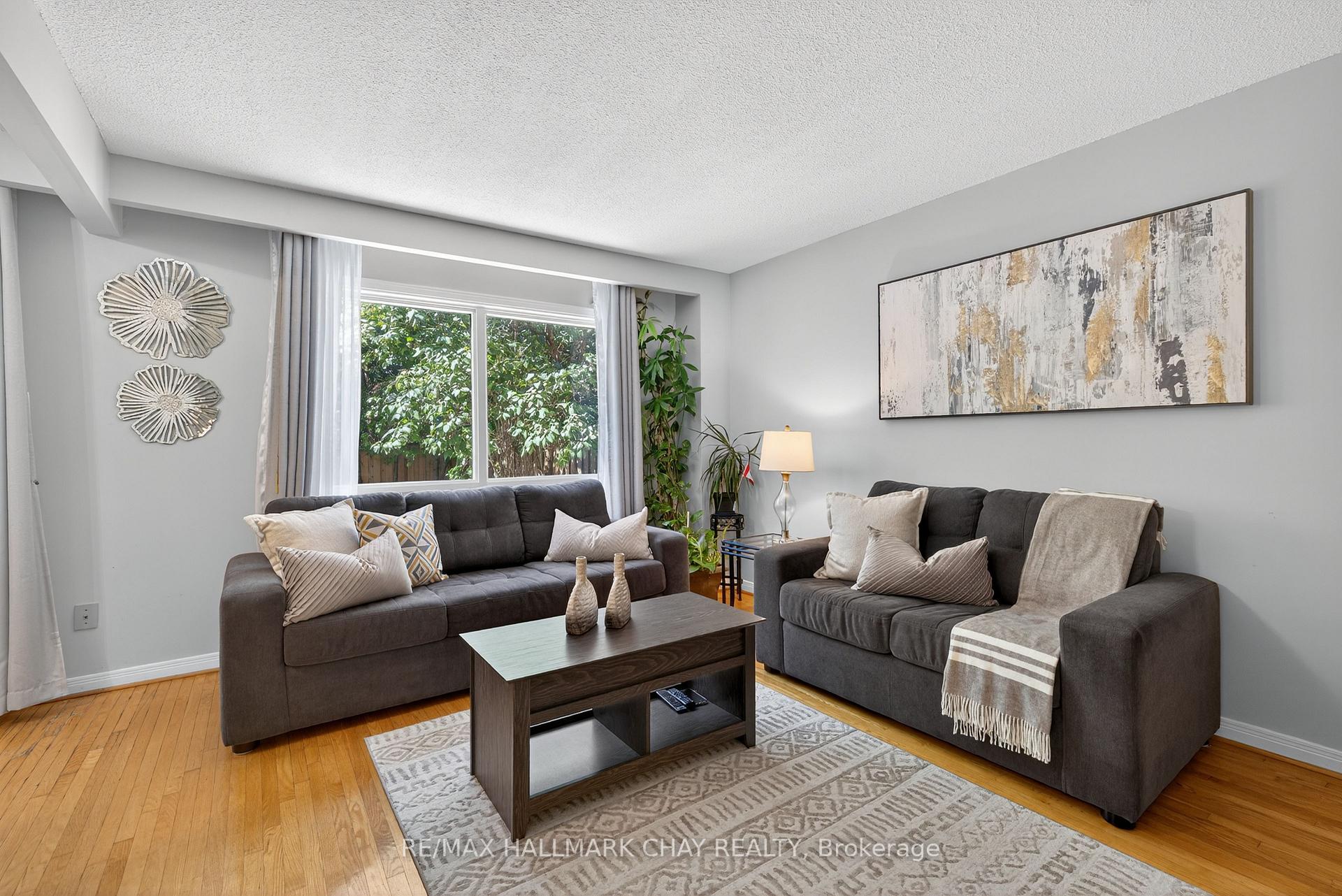 Photo 3 of 82 Lilac Avenue, Markham, Aileen-Willowbrook — HOMEH