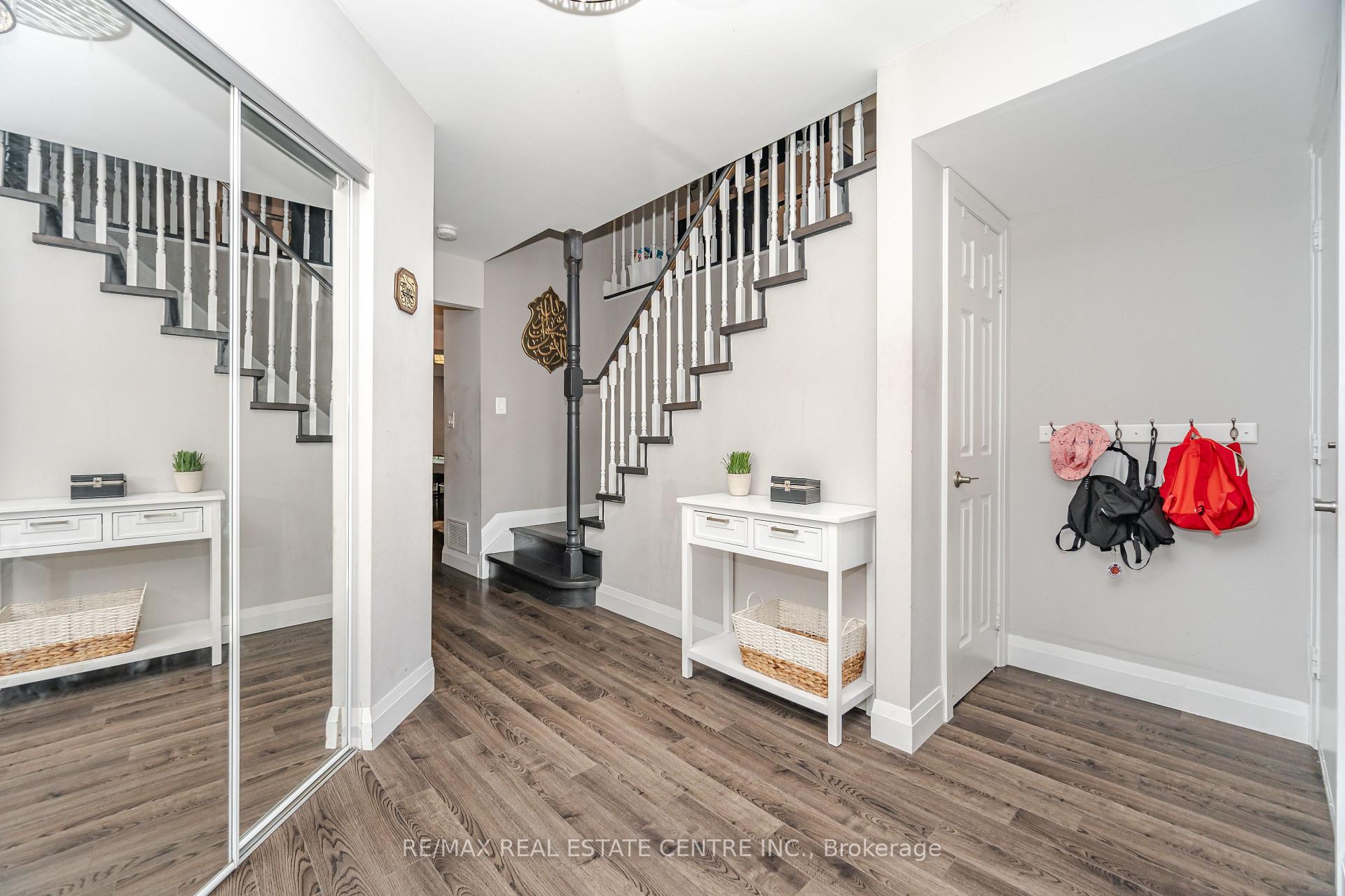 Photo 4 of 43 Ashbrook Way, Brampton, Fletcher's West — HOMEH