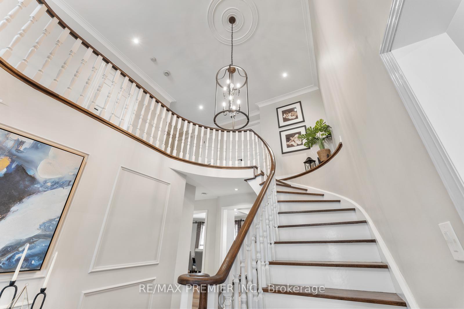 Photo 4 of 19 Claudia Avenue, Vaughan, West Woodbridge — HOMEH