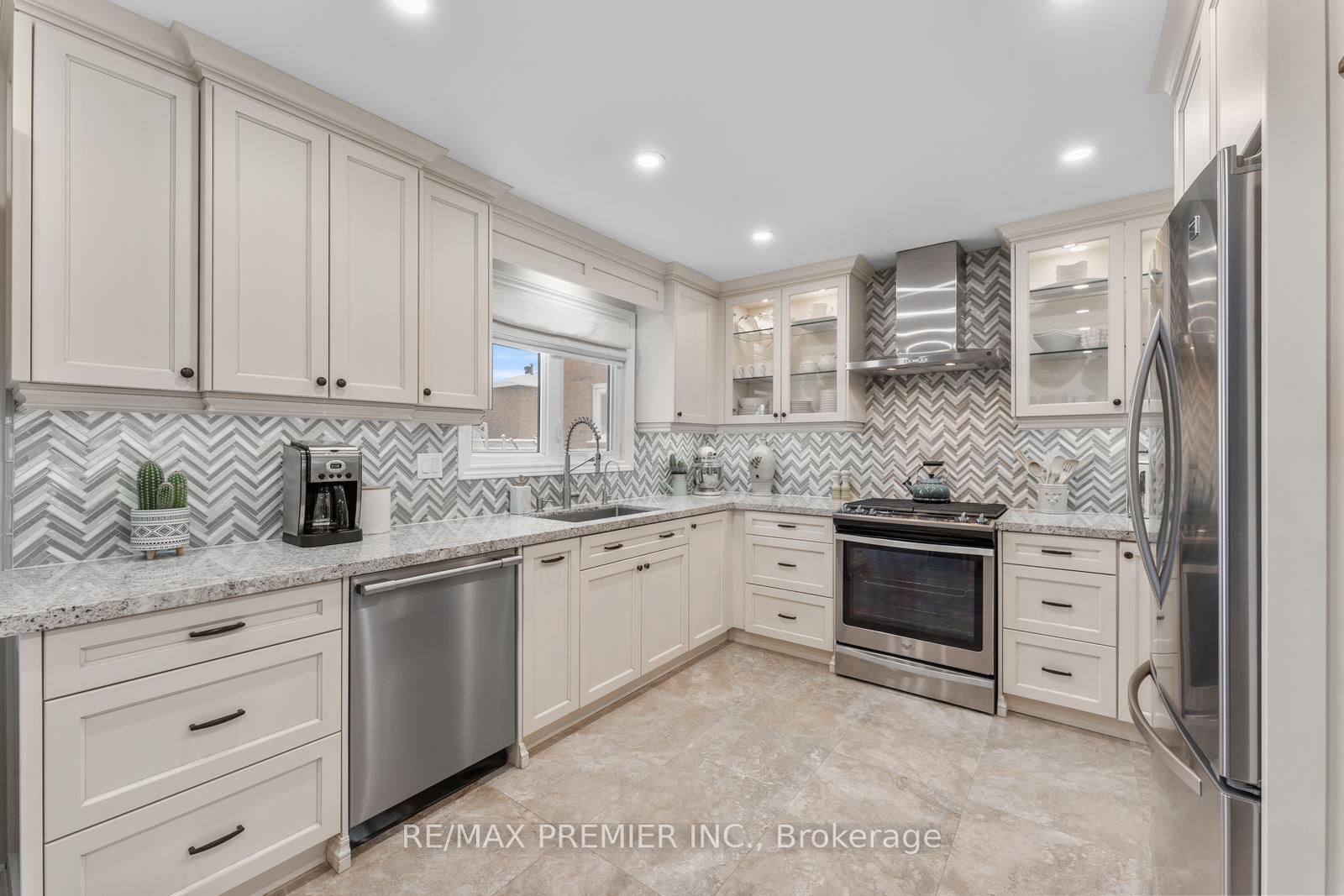 Photo 12 of 19 Claudia Avenue, Vaughan, West Woodbridge — HOMEH