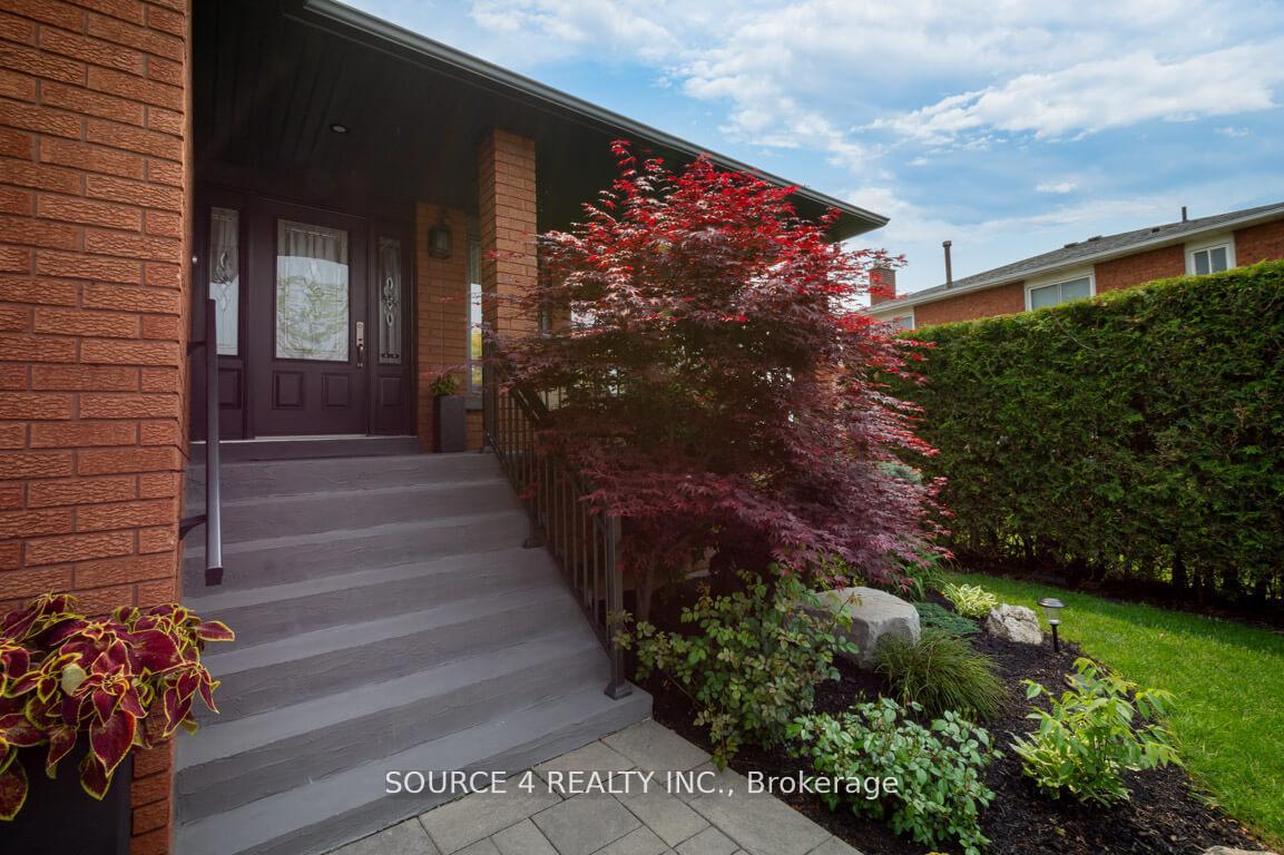 Photo 3 of 140 Clover Leaf Street, Vaughan, East Woodbridge — HOMEH