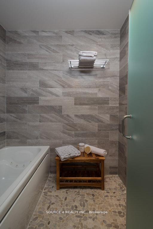 Photo 10 of 140 Clover Leaf Street, Vaughan, East Woodbridge — HOMEH