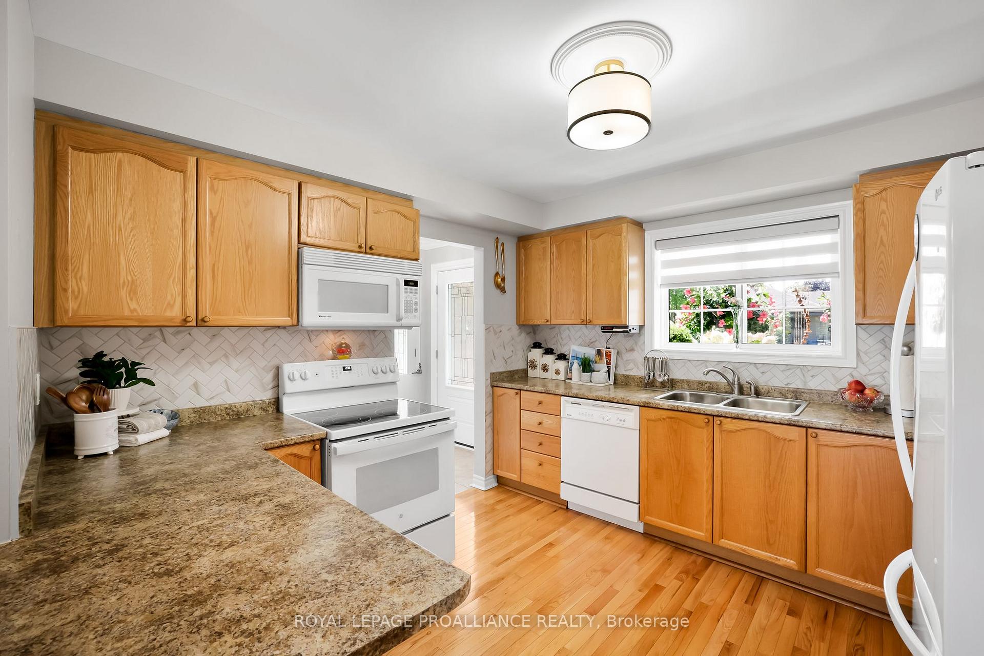 Photo 4 of 746 Munson Crescent, Cobourg — HOMEH