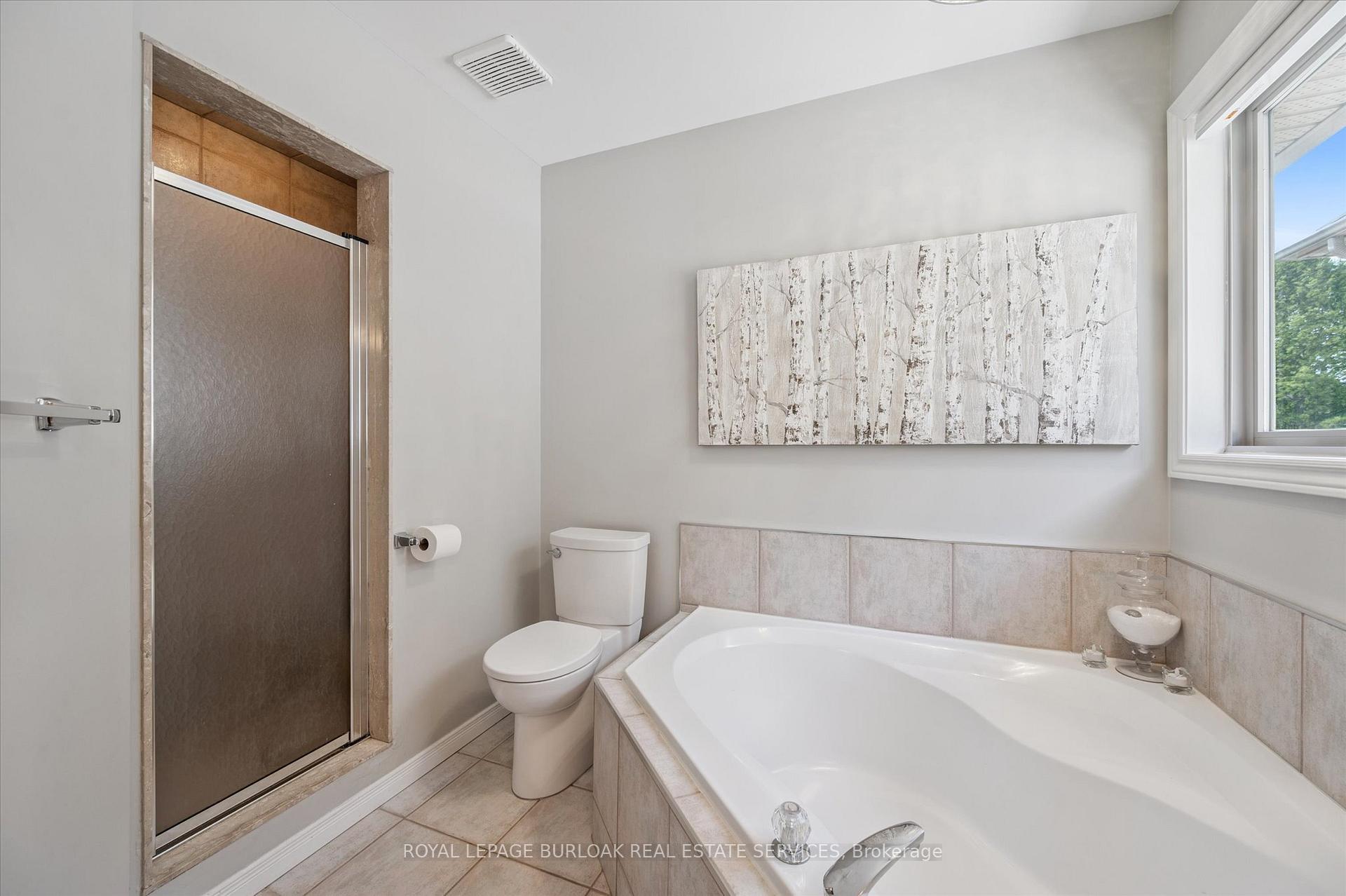 Photo 26 of 38 Surrey Drive, Hamilton, Meadowlands — HOMEH