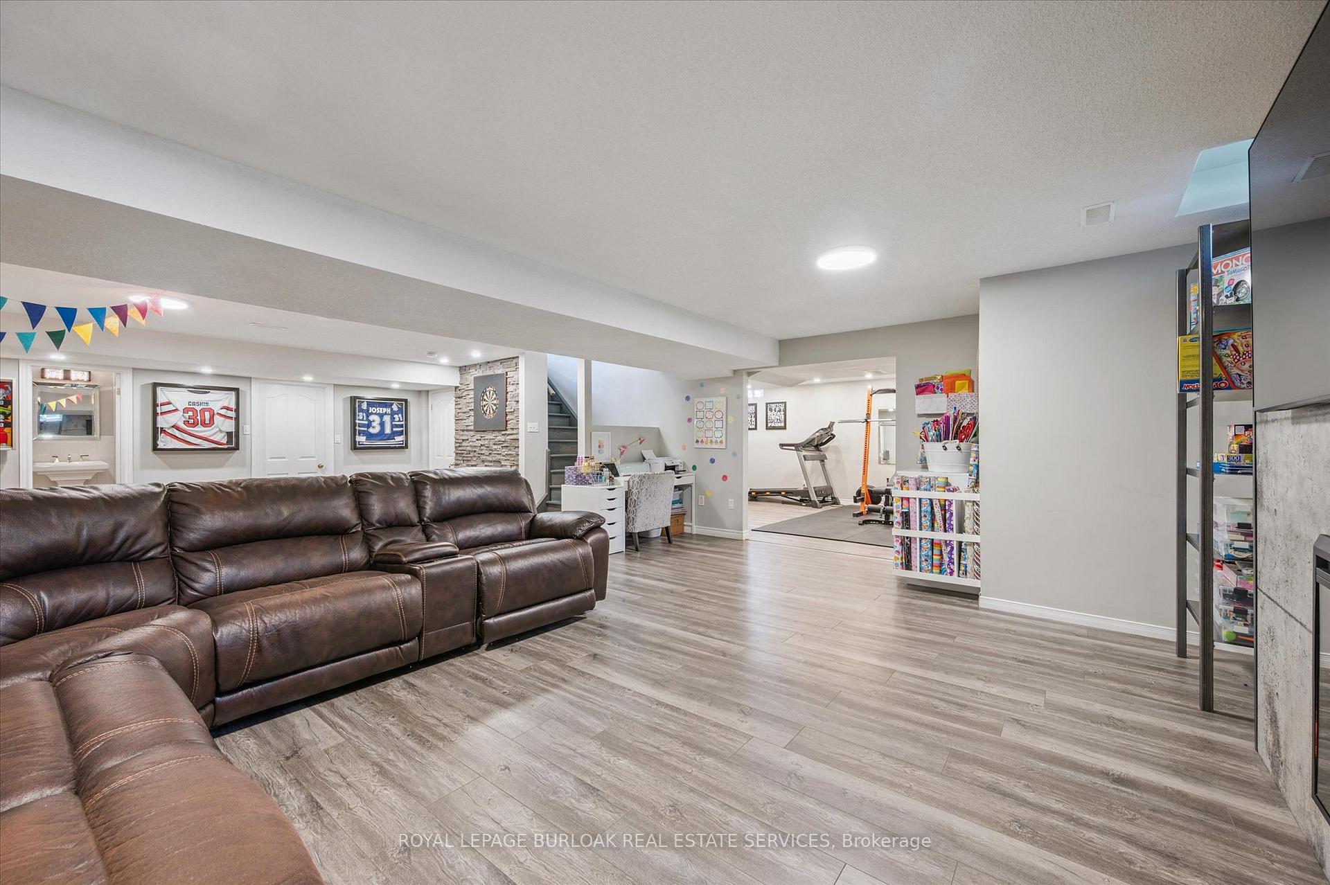 Photo 37 of 38 Surrey Drive, Hamilton, Meadowlands — HOMEH