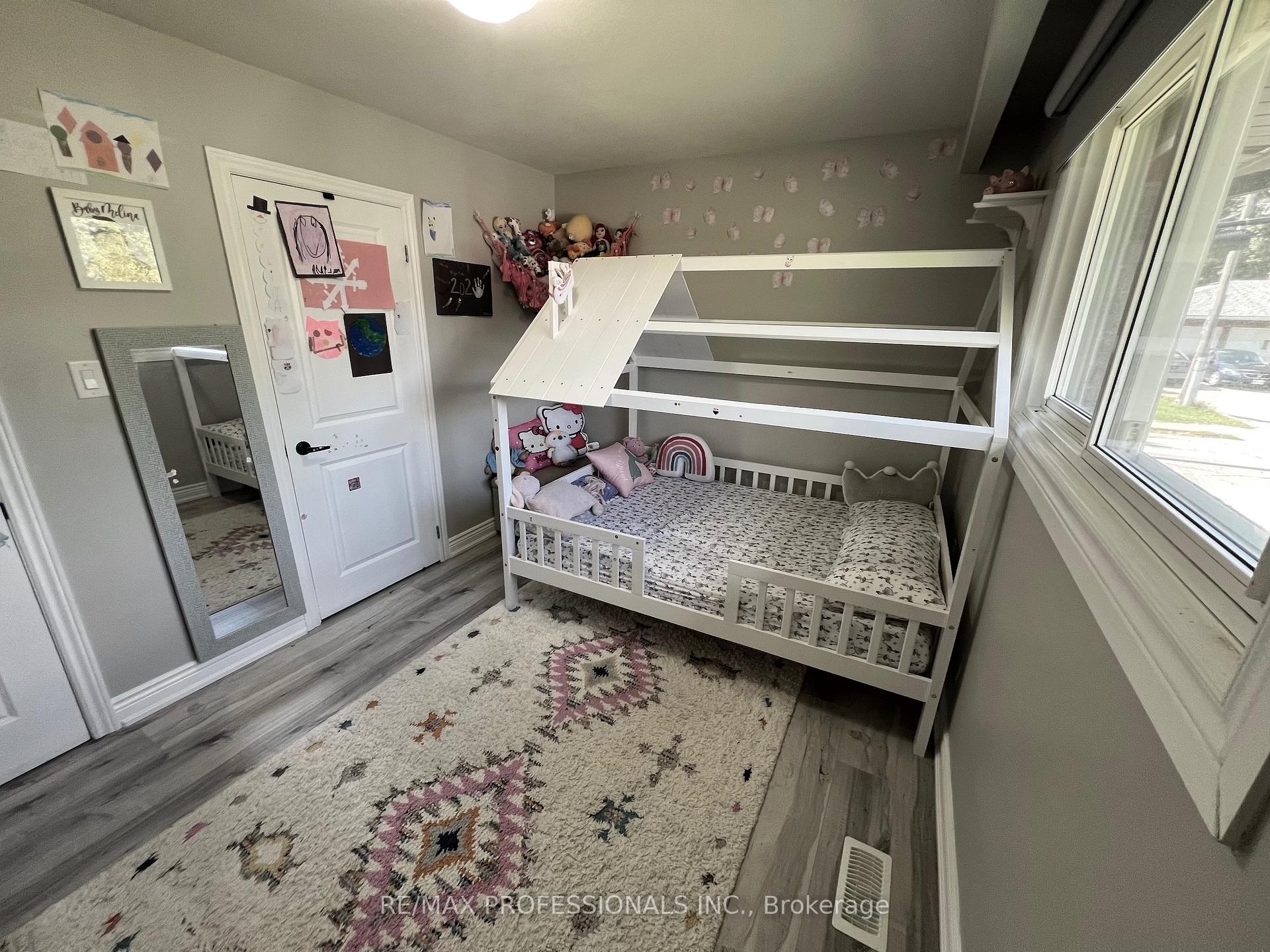 Photo 13 of 27 Riverdale Drive, Hamilton, Riverdale — HOMEH