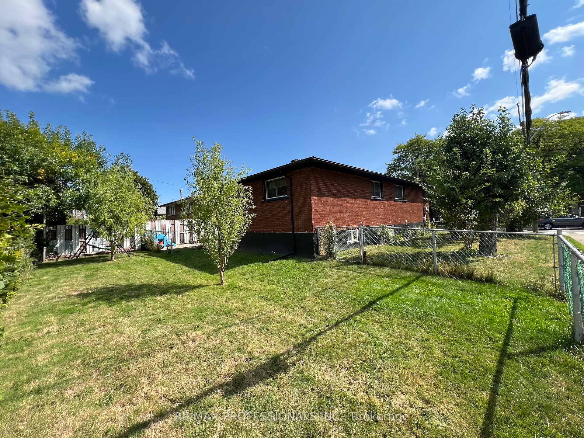Photo 26 of 27 Riverdale Drive, Hamilton, Riverdale — HOMEH