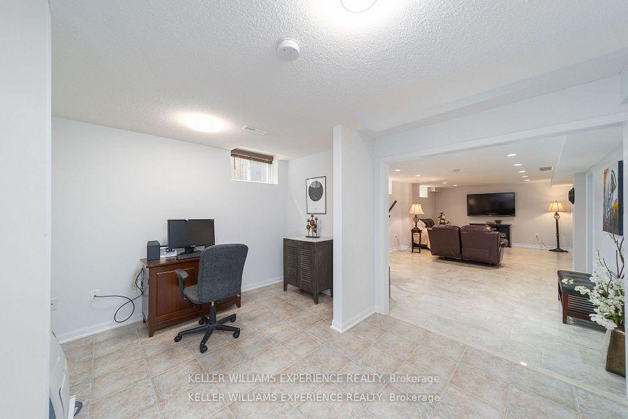 Photo 22 of 124 The Queensway, Barrie, Innis-Shore — HOMEH