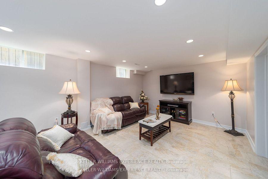 Photo 23 of 124 The Queensway, Barrie, Innis-Shore — HOMEH