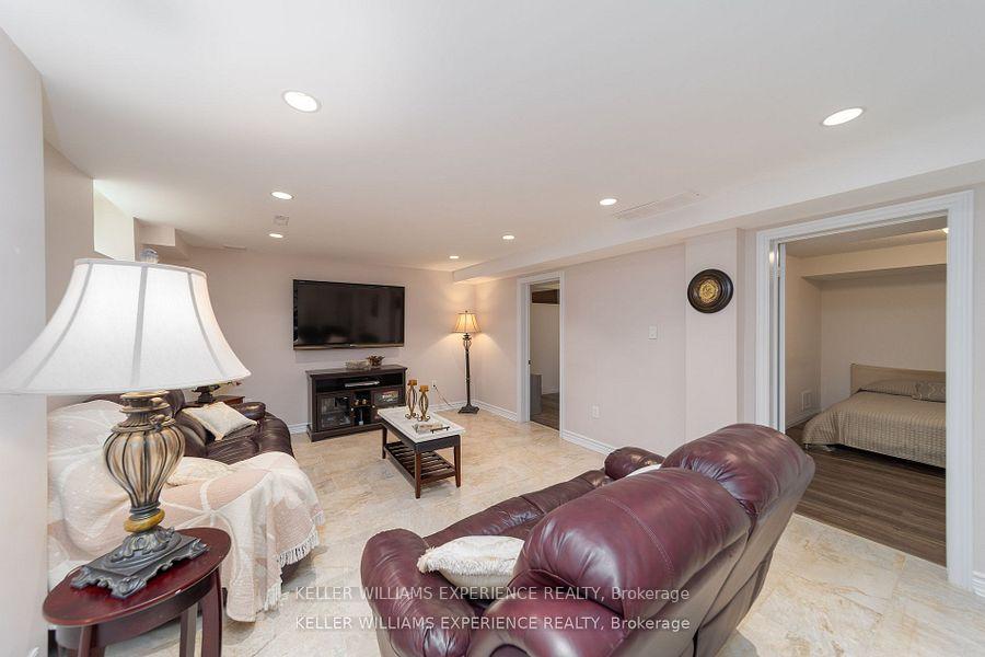 Photo 26 of 124 The Queensway, Barrie, Innis-Shore — HOMEH