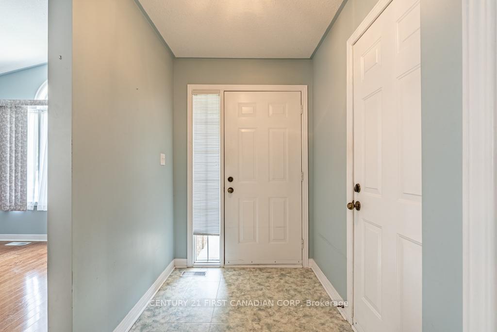 Photo 2 of 22 Tanner Drive, Pelham, Fonthill — HOMEH