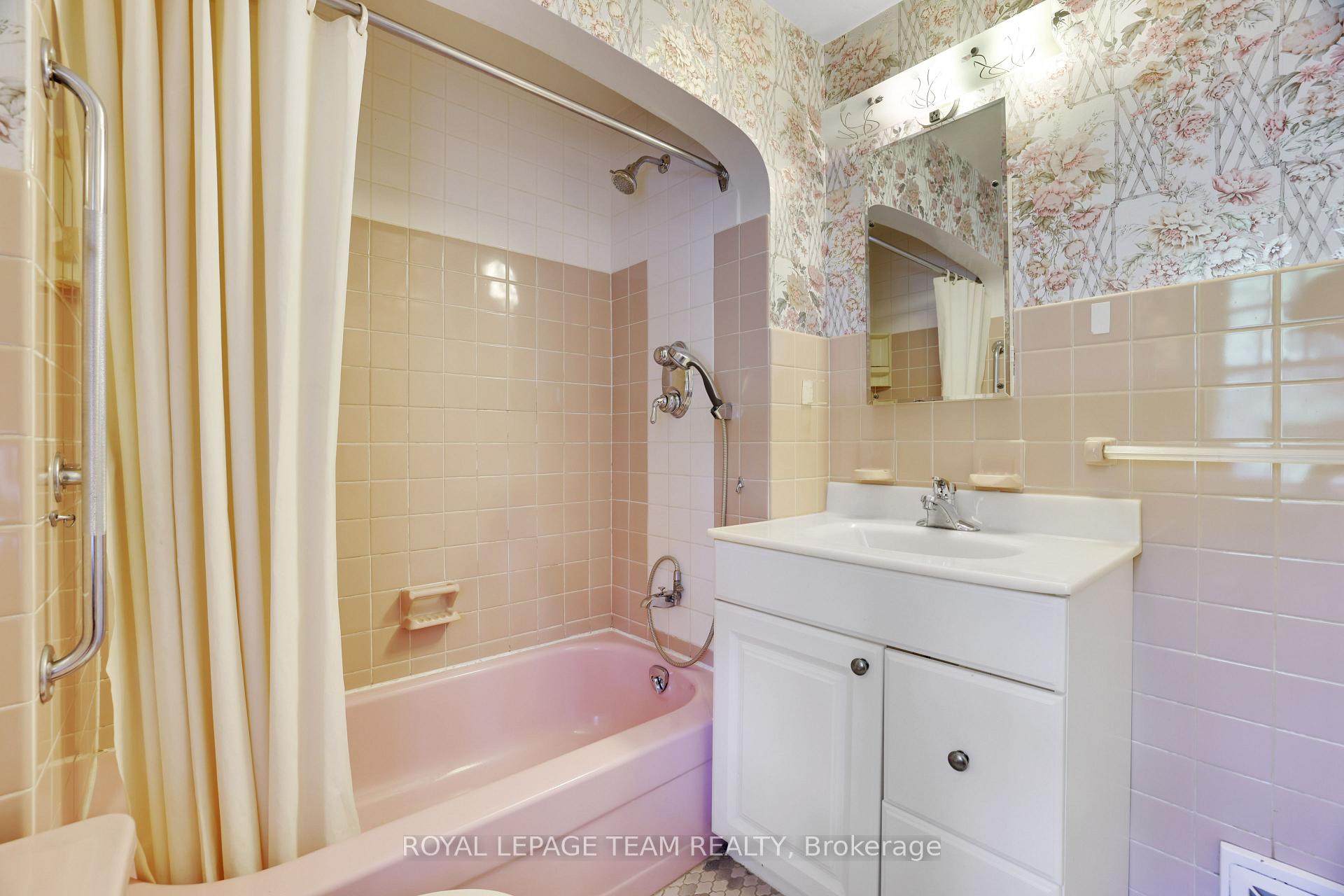 Photo 22 of 17 Kippewa Drive, Ottawa, Dows Lake — HOMEH