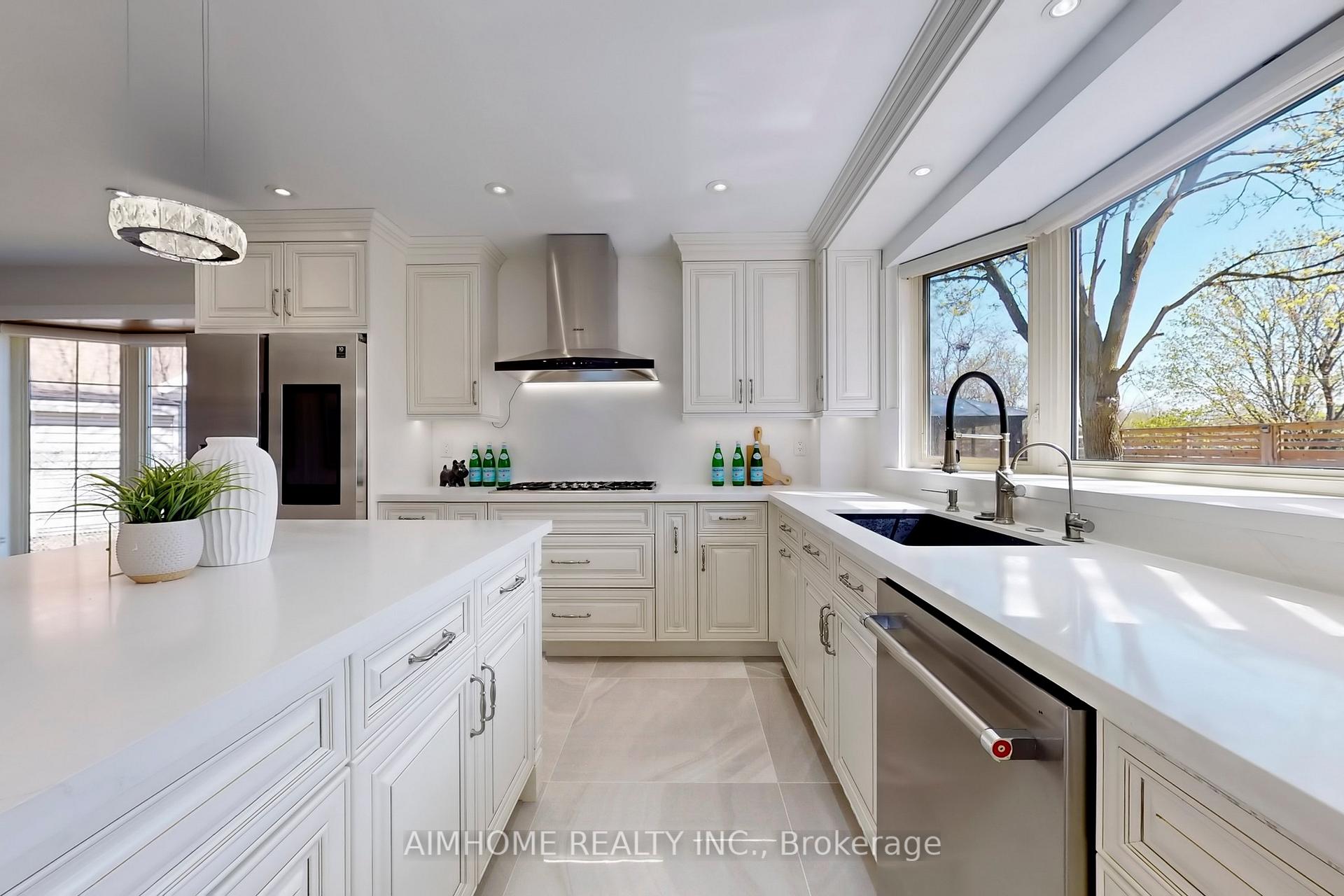 Photo 10 of 24 Tilman Circle, Markham, Markham Village — HOMEH