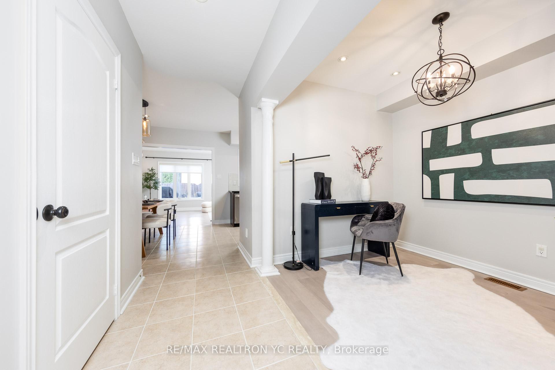 Photo 2 of 11 Carrier Crescent, Vaughan, Patterson — HOMEH