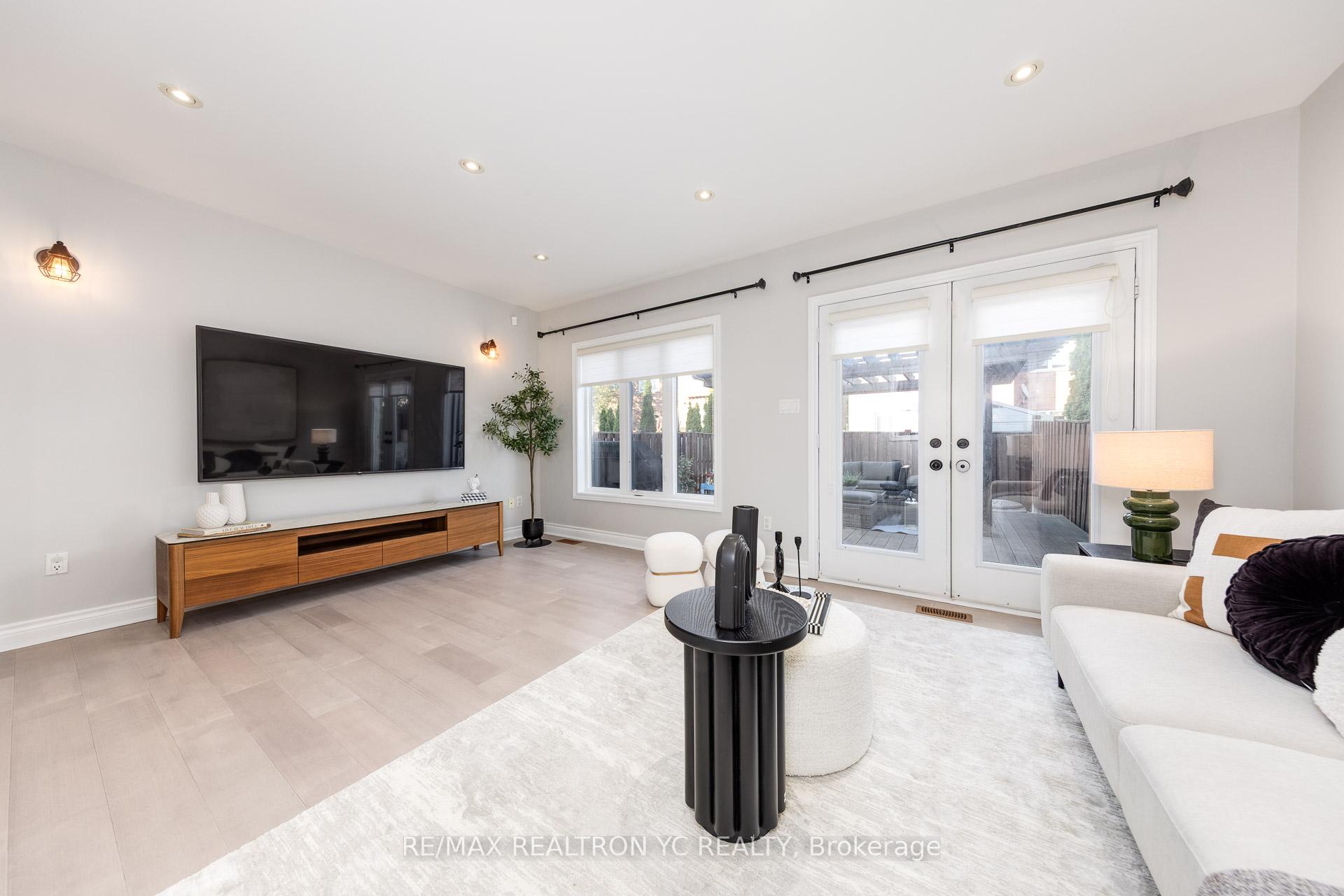 Photo 15 of 11 Carrier Crescent, Vaughan, Patterson — HOMEH