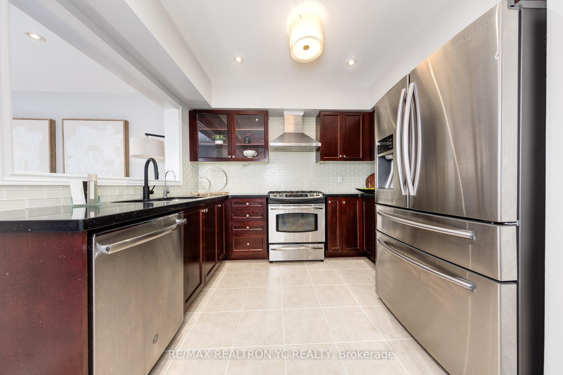 Photo 21 of 11 Carrier Crescent, Vaughan, Patterson — HOMEH