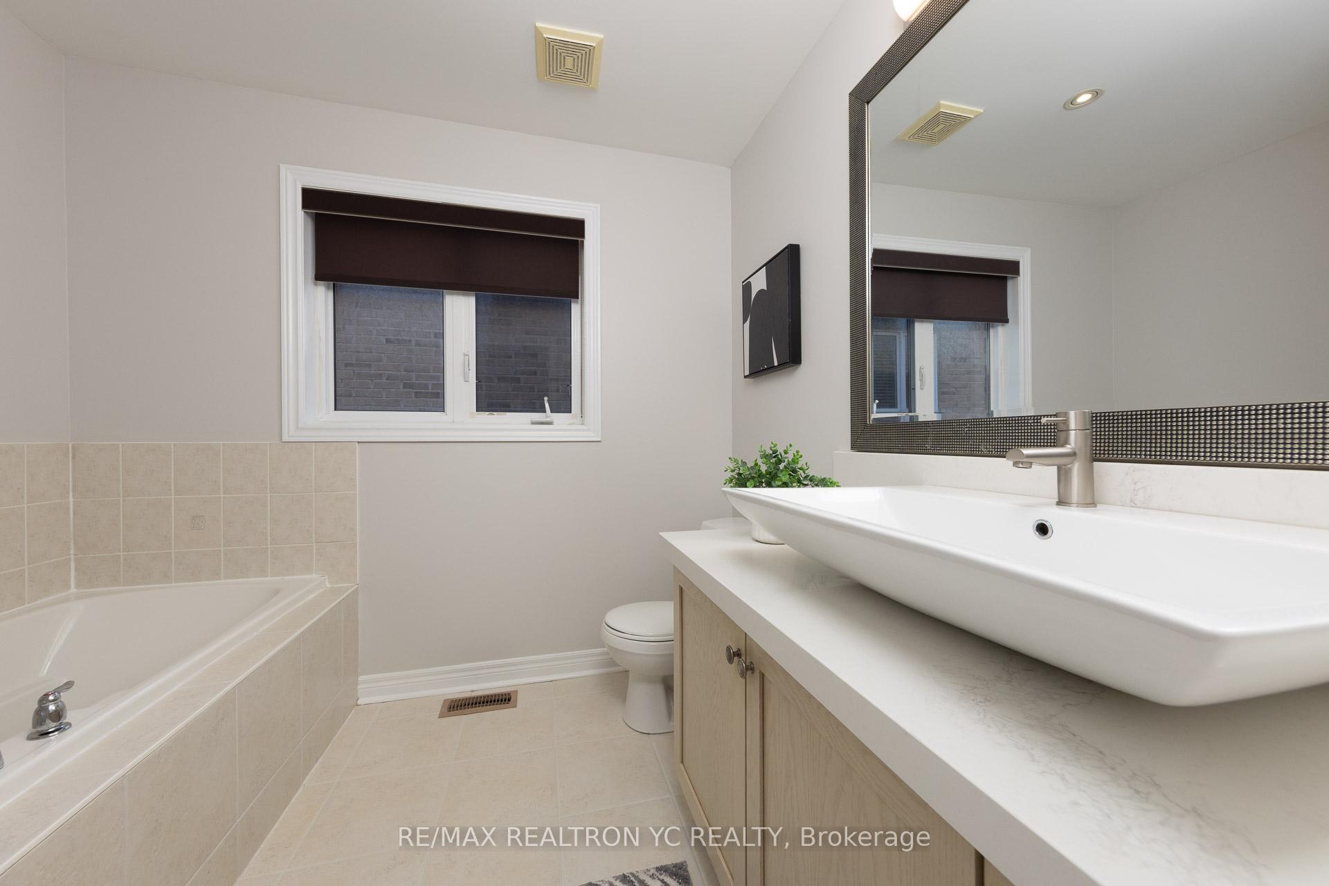 Photo 16 of 11 Carrier Crescent, Vaughan, Patterson — HOMEH