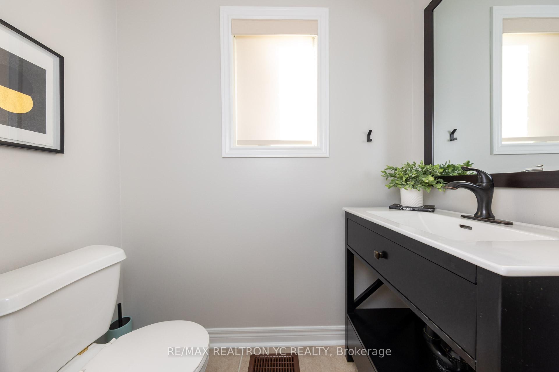 Photo 3 of 11 Carrier Crescent, Vaughan, Patterson — HOMEH