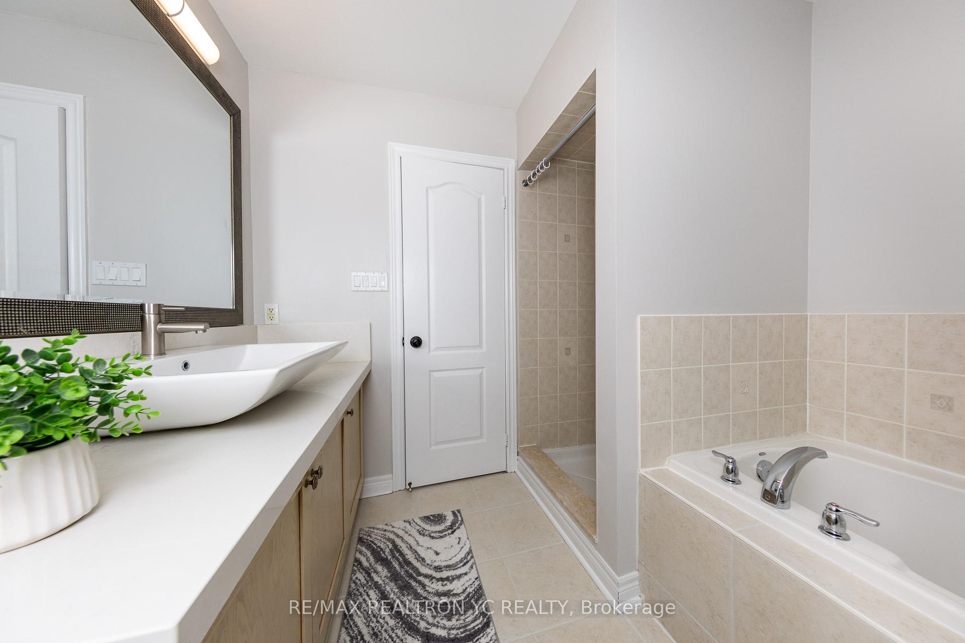 Photo 10 of 11 Carrier Crescent, Vaughan, Patterson — HOMEH