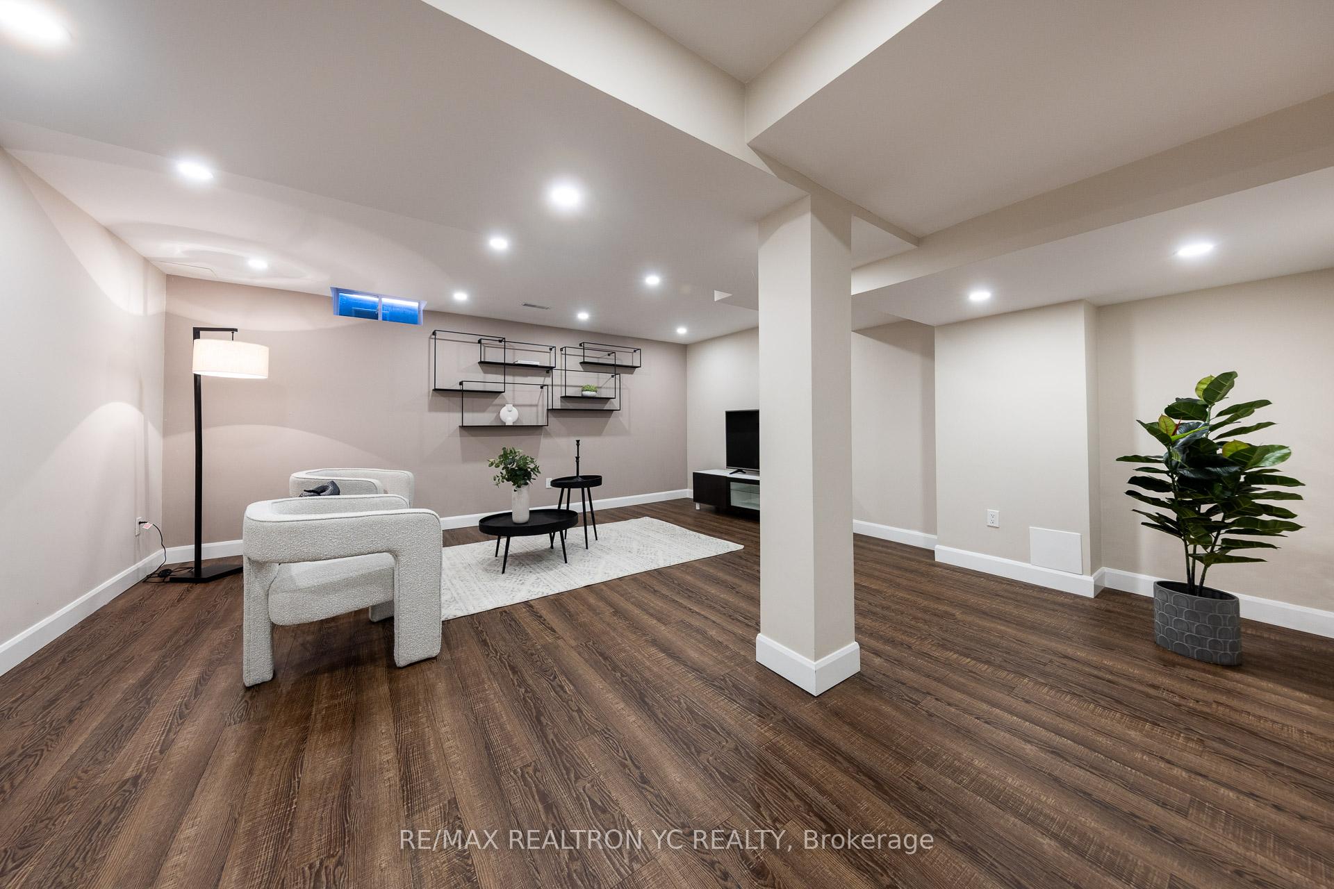 Photo 22 of 11 Carrier Crescent, Vaughan, Patterson — HOMEH