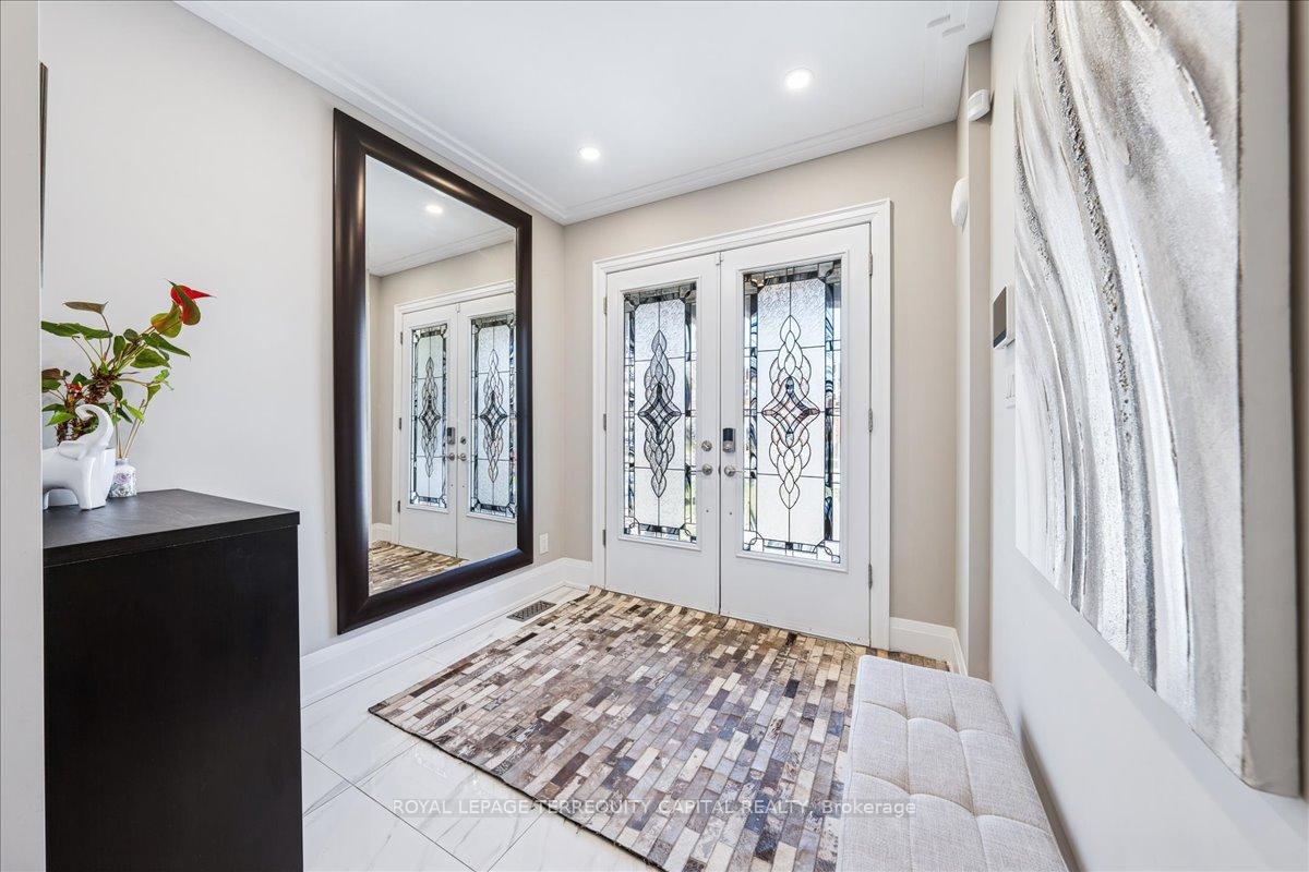 Photo 5 of 140 Patna Crescent, Vaughan, Maple — HOMEH
