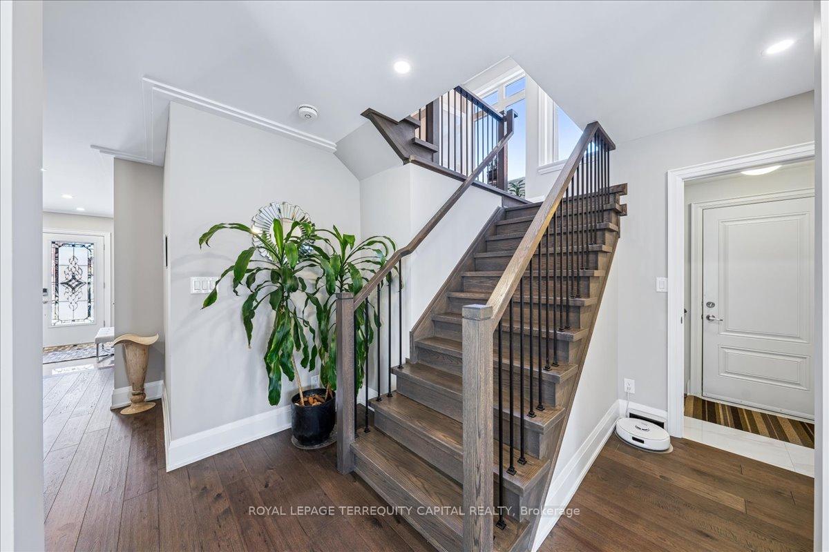 Photo 4 of 140 Patna Crescent, Vaughan, Maple — HOMEH
