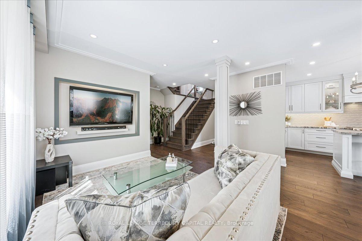 Photo 7 of 140 Patna Crescent, Vaughan, Maple — HOMEH