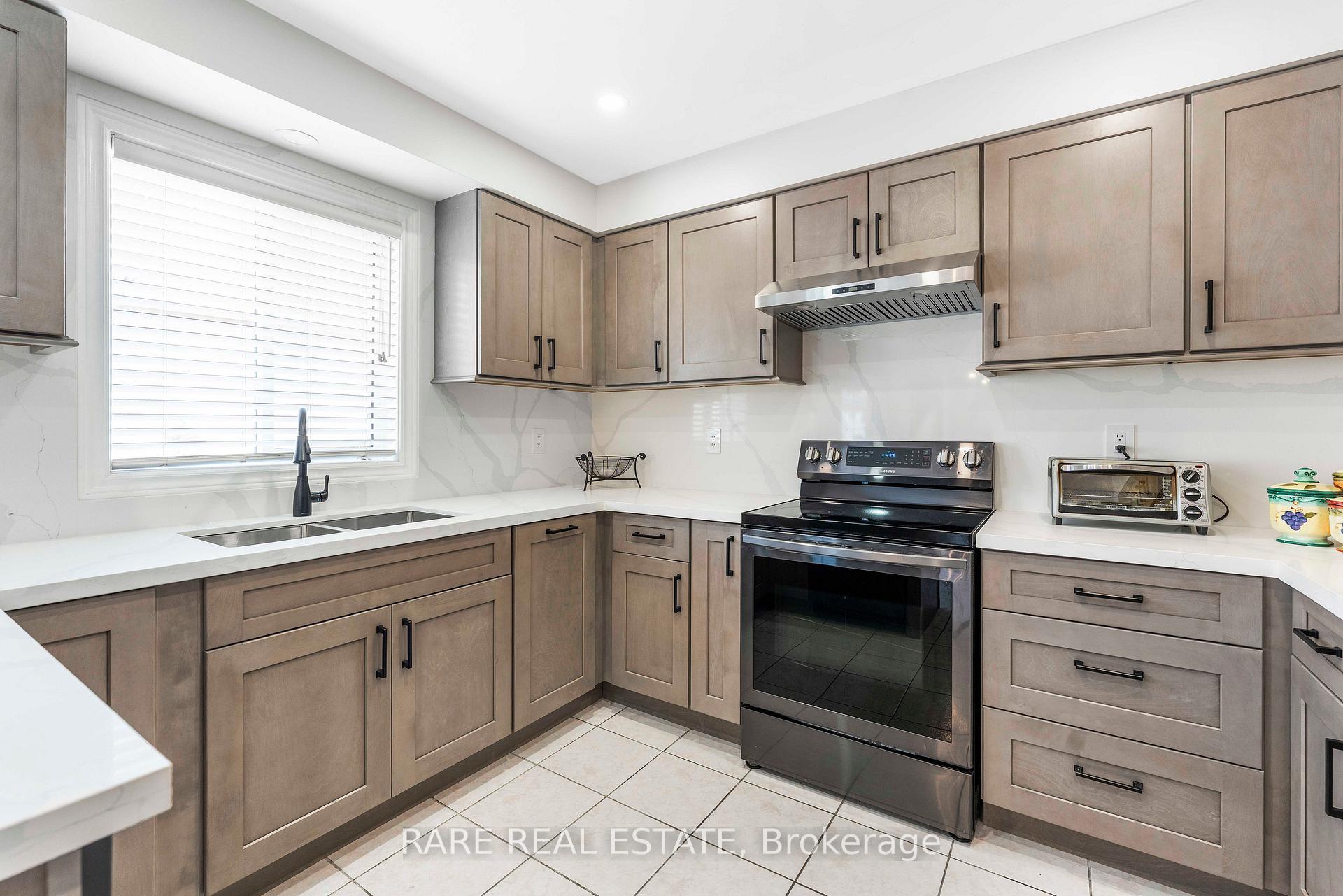Photo 39 of 51 Wild Indigo Crescent, Brampton, Sandringham-Wellington — HOMEH
