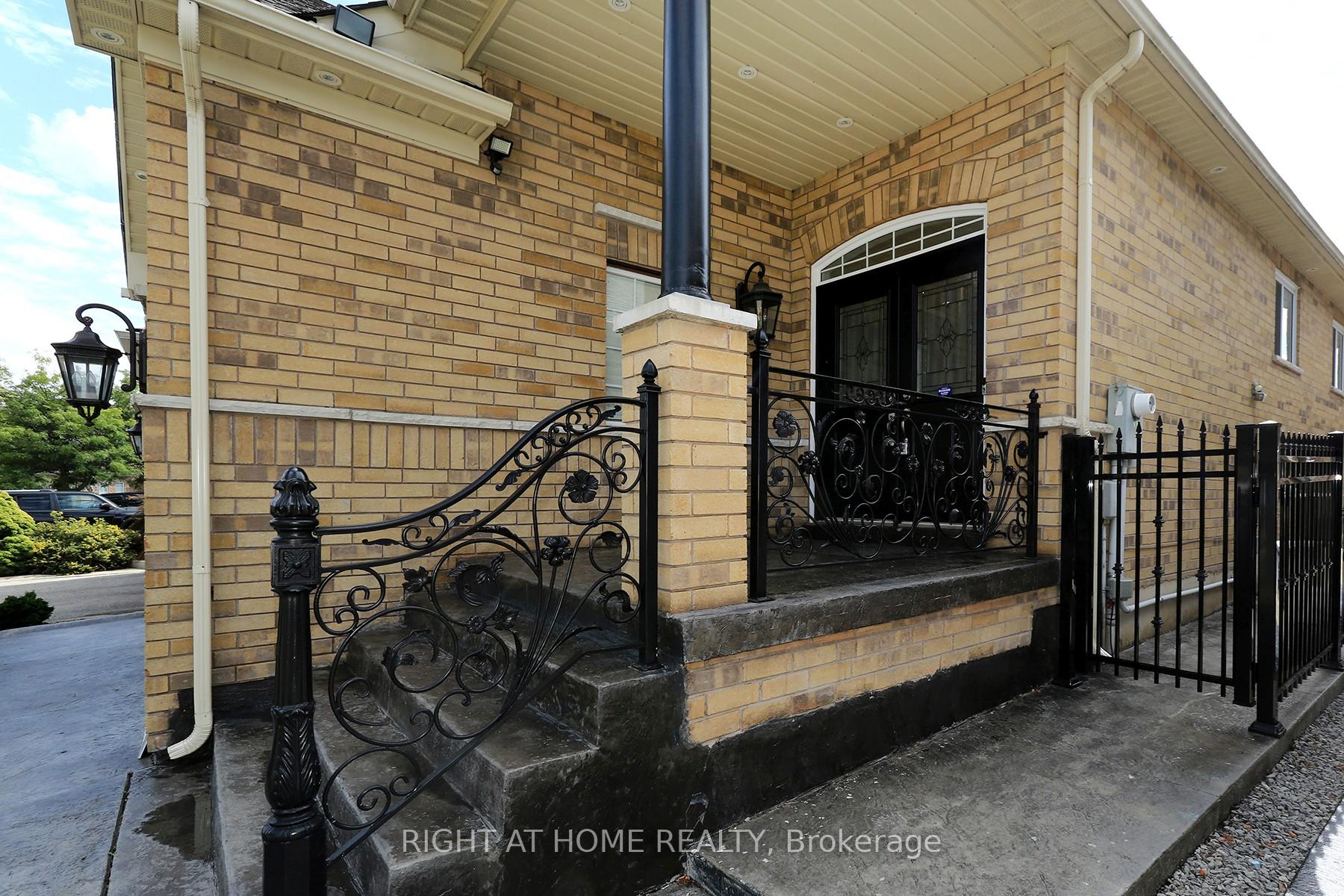 Photo 22 of 28 Legend Lane W, Brampton, Fletcher's Creek Village — HOMEH