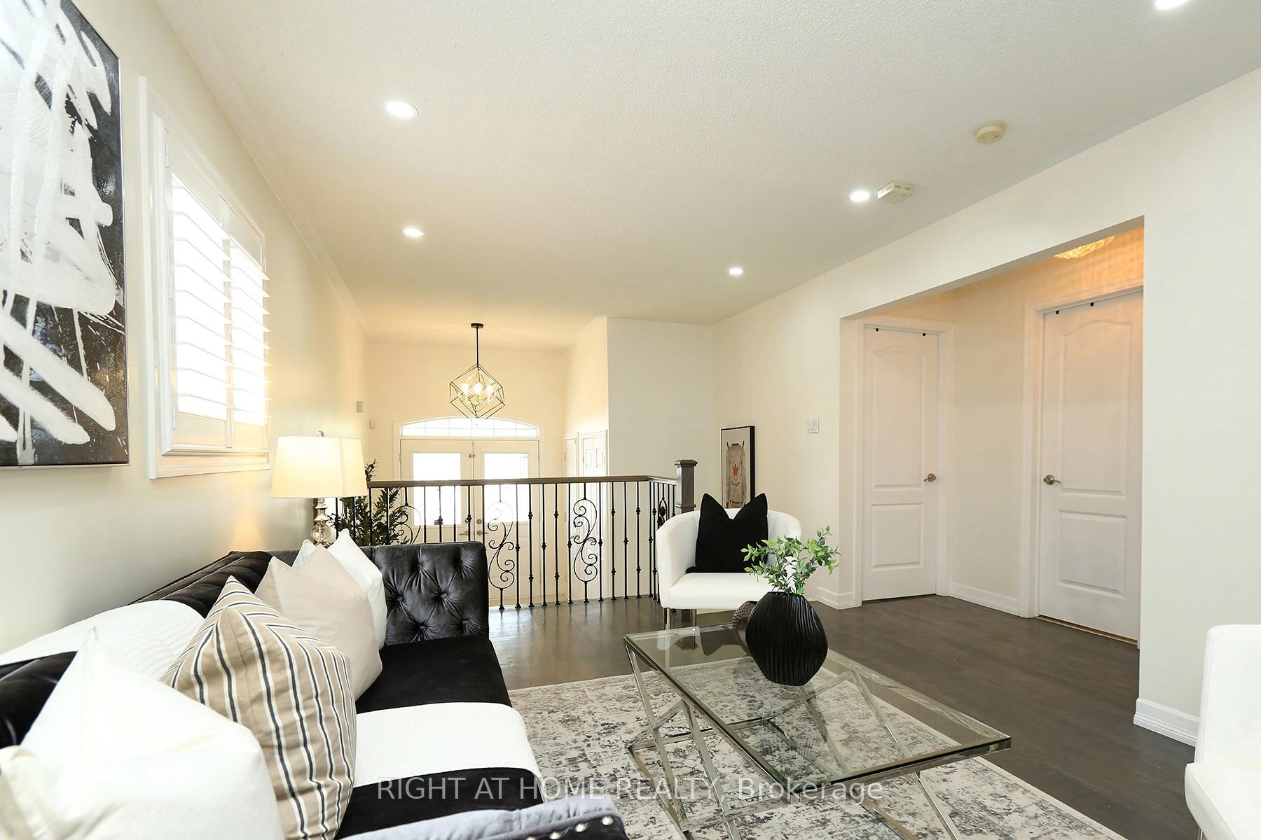 Photo 16 of 28 Legend Lane W, Brampton, Fletcher's Creek Village — HOMEH