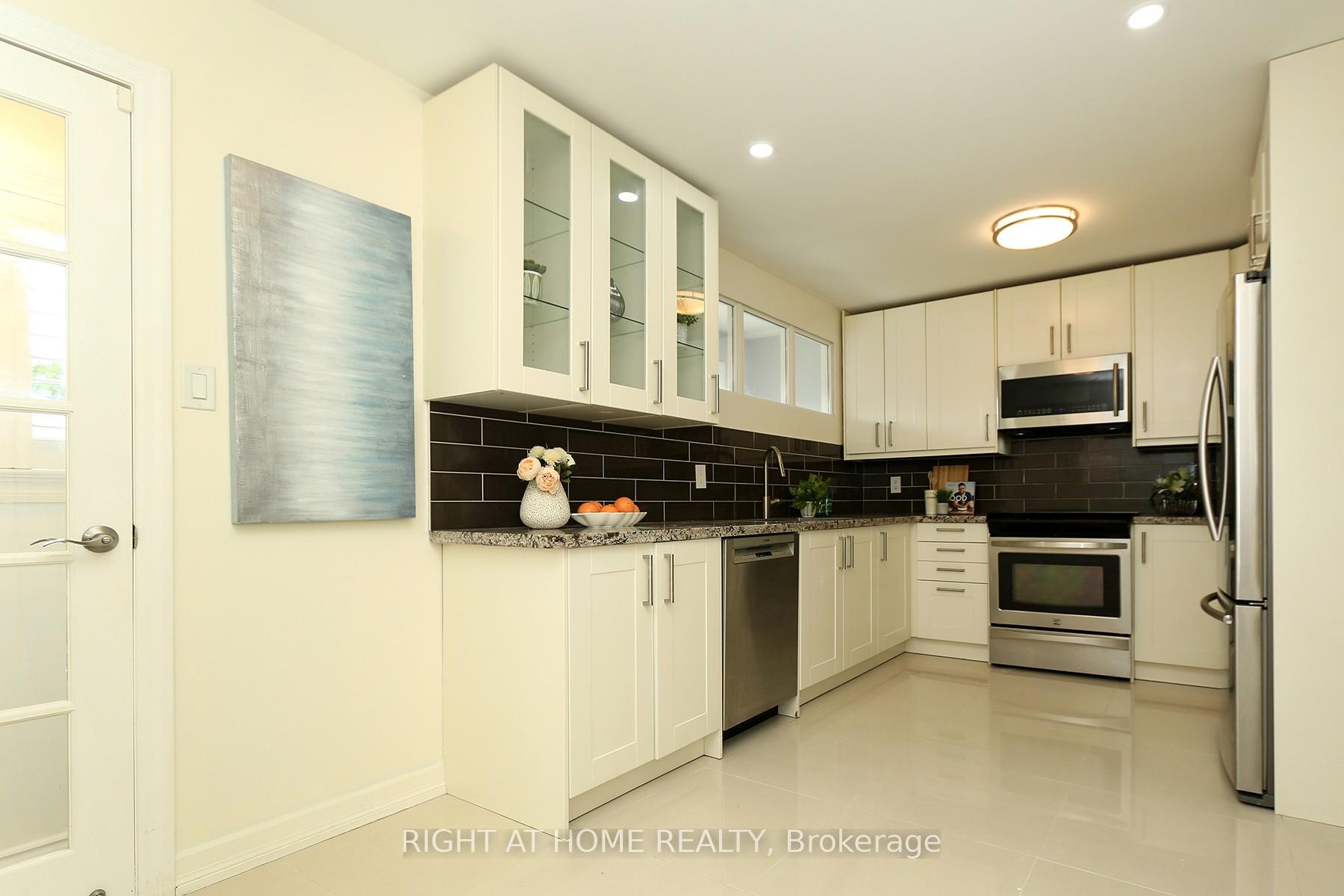 Photo 15 of 28 Legend Lane W, Brampton, Fletcher's Creek Village — HOMEH