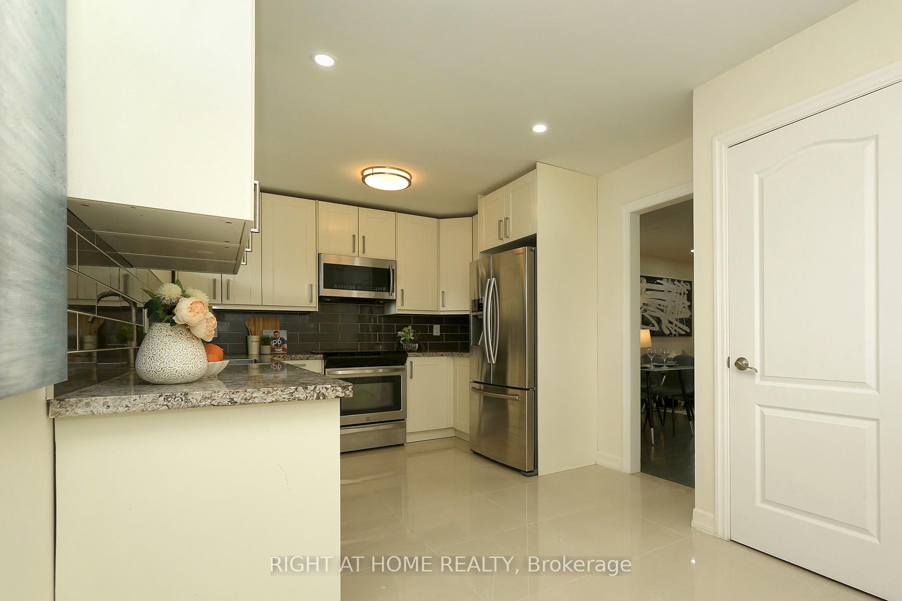 Photo 14 of 28 Legend Lane W, Brampton, Fletcher's Creek Village — HOMEH