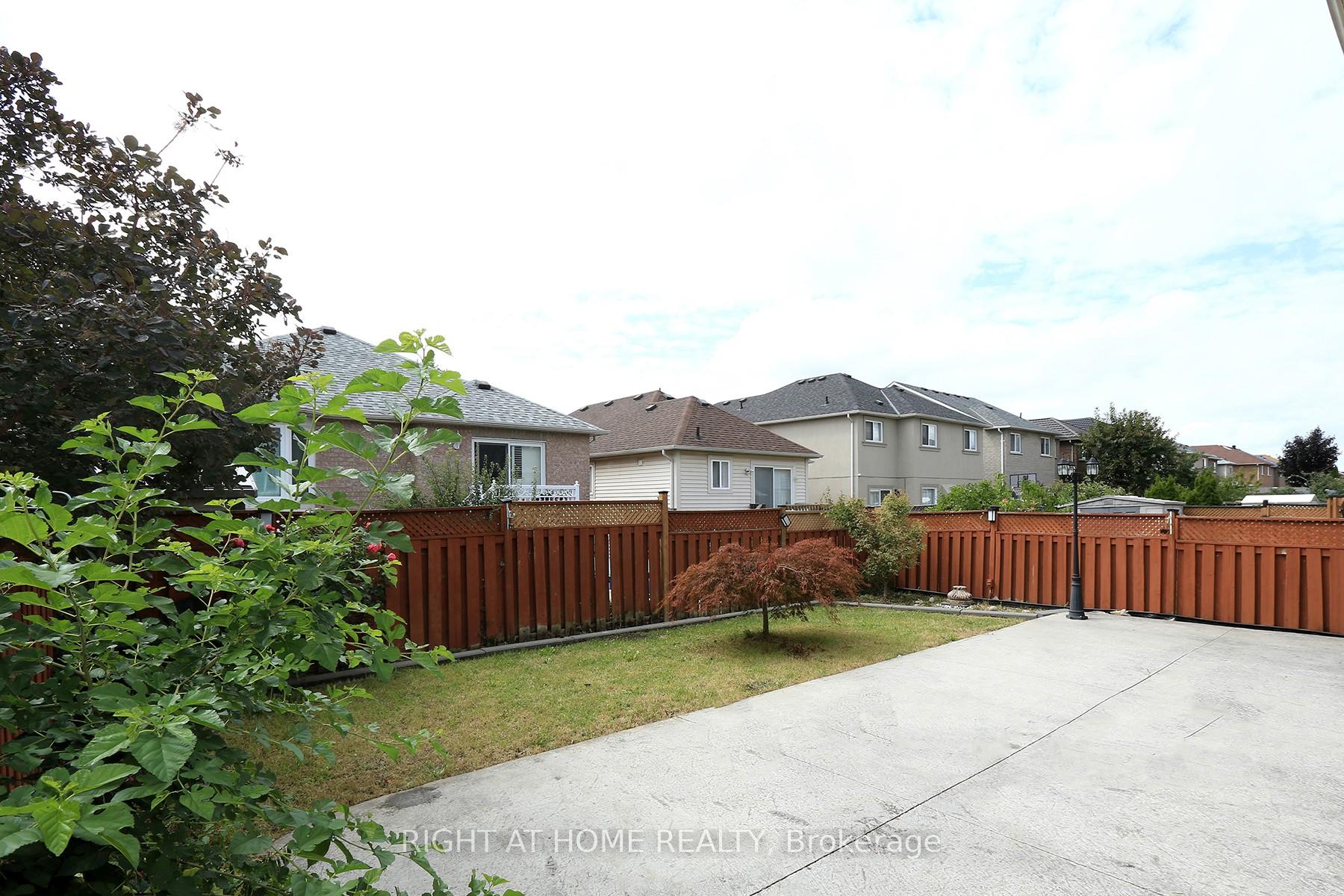 Photo 27 of 28 Legend Lane W, Brampton, Fletcher's Creek Village — HOMEH