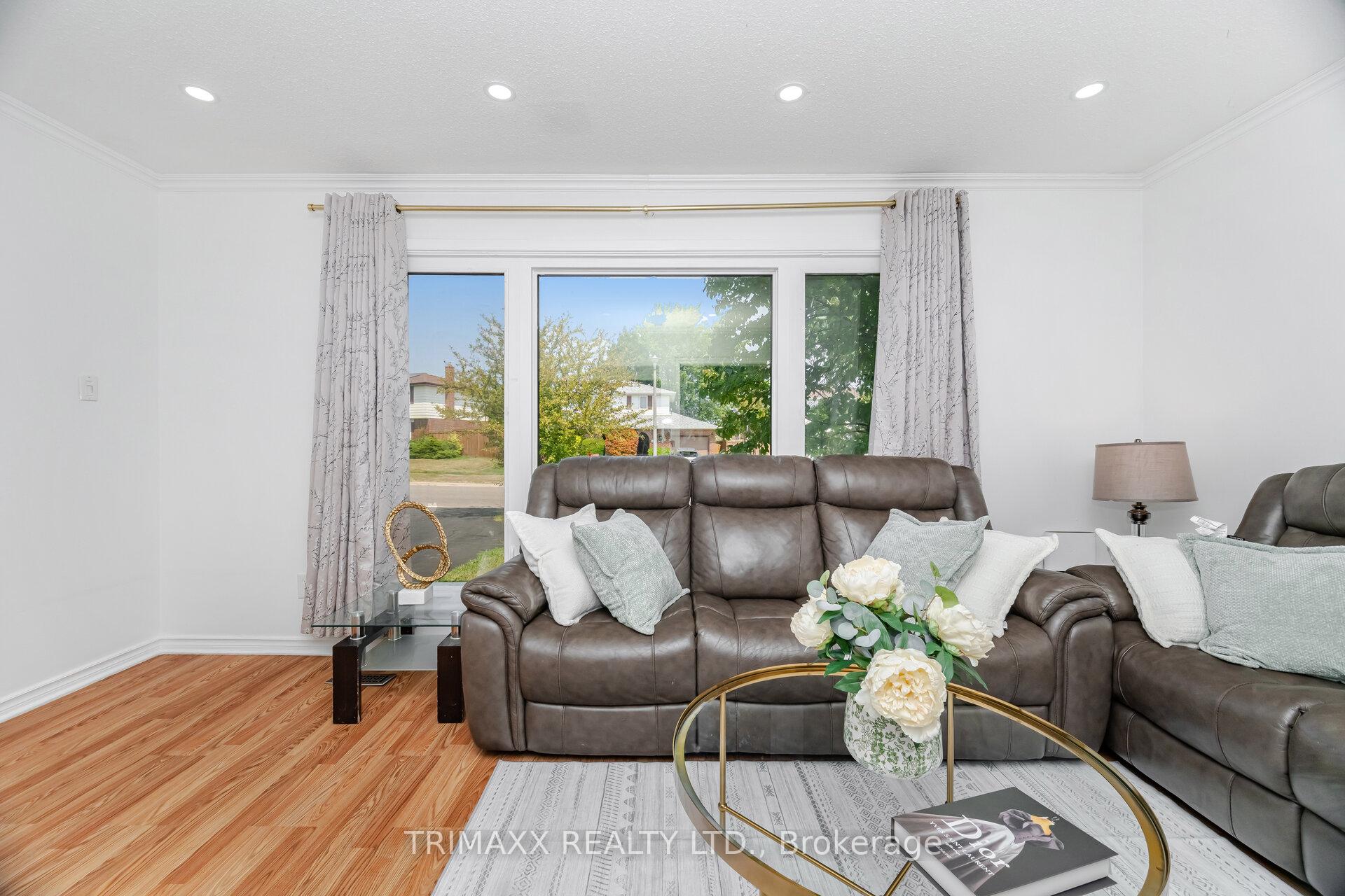 Photo 10 of 111 Folkstone Crescent, Brampton, Southgate — HOMEH