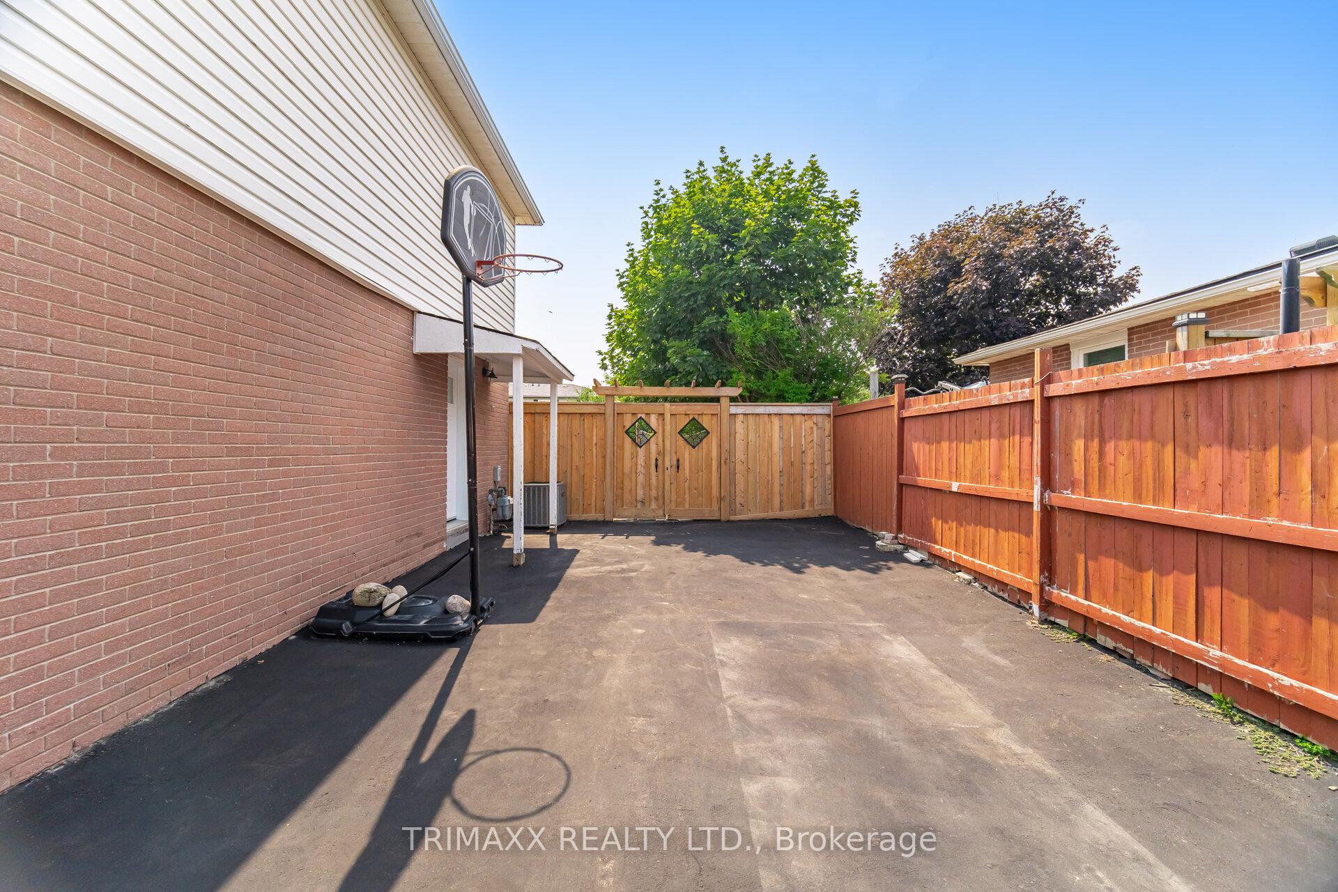 Photo 34 of 111 Folkstone Crescent, Brampton, Southgate — HOMEH