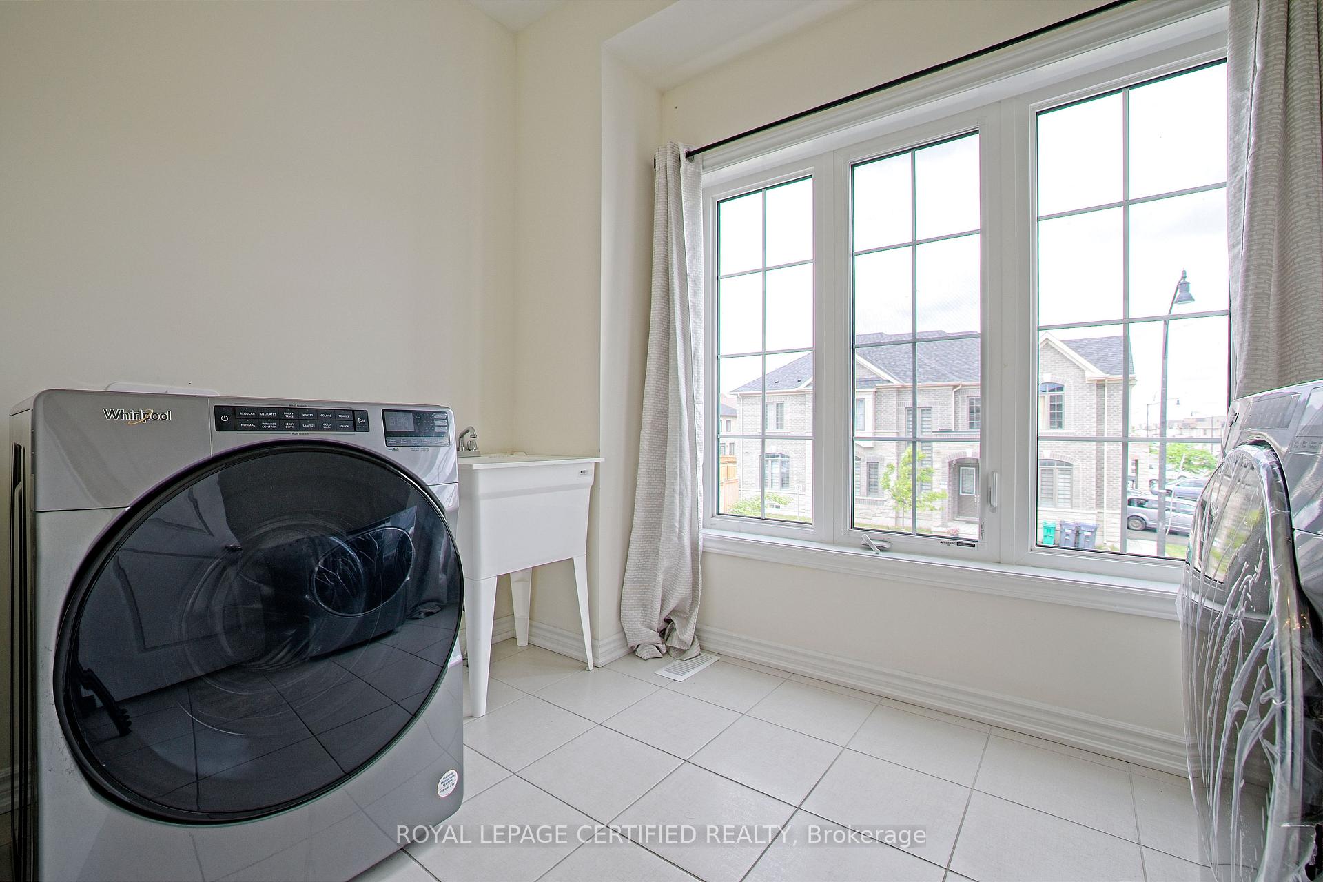Photo 23 of 14 Bavenden Crescent, Brampton, Credit Valley — HOMEH