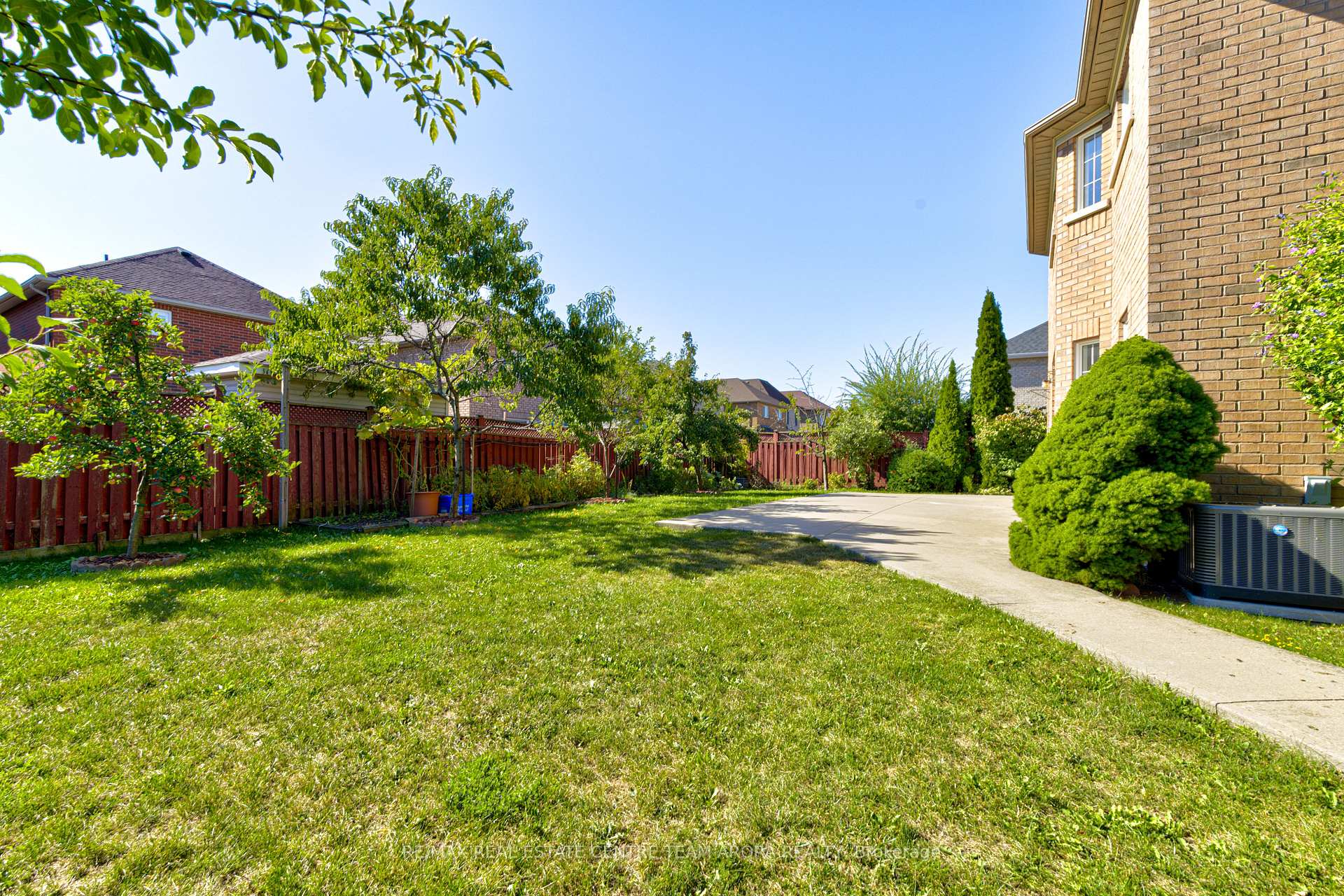 Photo 38 of 62 Legacy Lane, Brampton, Fletcher's Creek Village — HOMEH