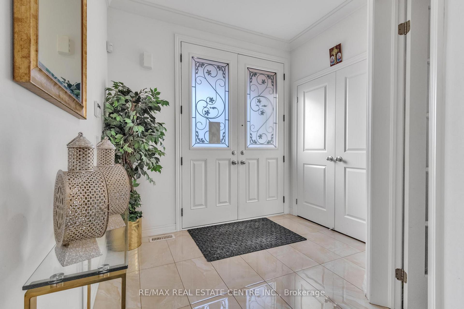 Photo 11 of 29 Gillis Road, Brampton, Northwest Brampton — HOMEH
