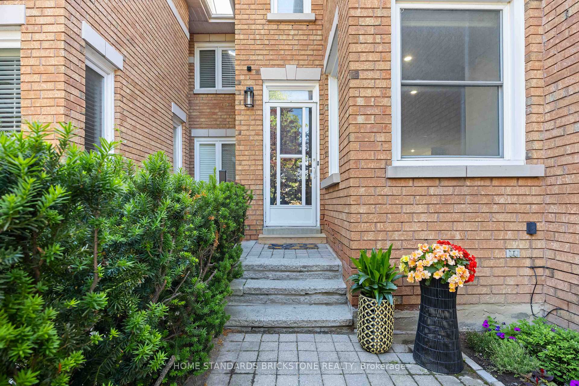 Photo 3 of 135 Brownstone Circle, Vaughan, Crestwood-Springfarm-Yorkhill — HOMEH